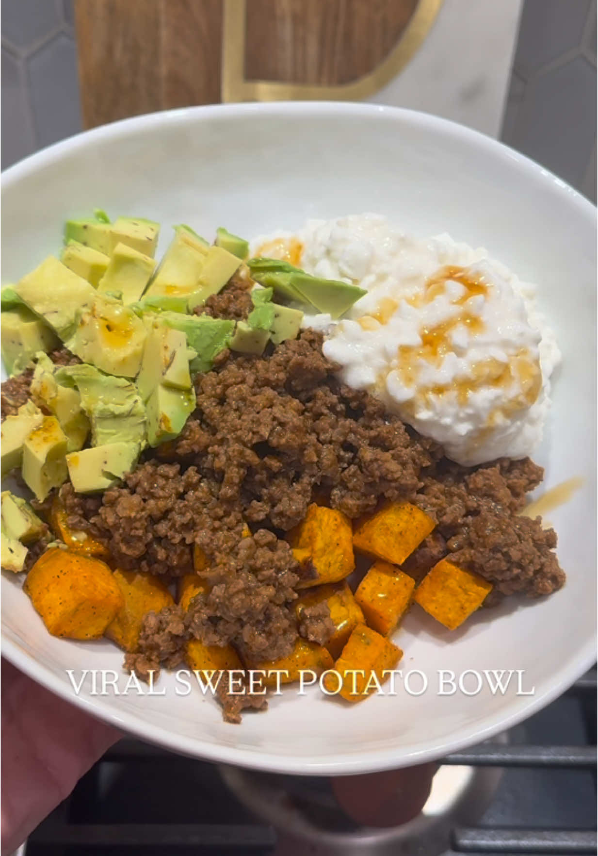 High Protein Sweet Potato Bowl Now that sweet potatoes and lean ground beef are 0 points on @WeightWatchers — this is the perfect meal to make! Everyone is making this right now and for good reason! -Sweet potatoes, diced -94% lean ground beef -Taco seasoning -Cottage cheese -Mike’s Hot Honey Air fry or roast diced sweet potatoes until crispy. Brown and season ground beef with taco seasoning. Combine and top with avocado, cottage cheese and a drizzle of hot honey. So simple and healthy! #weightloss #weightwatchers #fyp #viral #viralrecipe #sweetpotato #cottagecheese #protein #highprotein #trending 