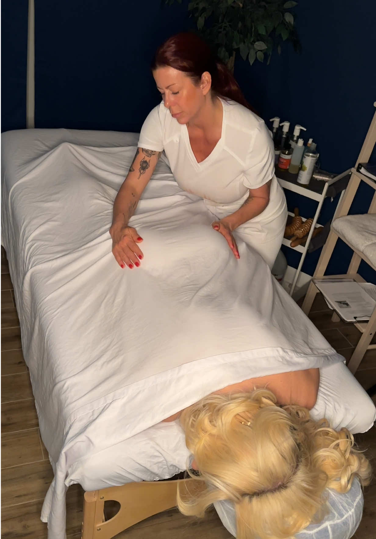 Unlock boundless relaxation with an indulgent backside massage that melts the day's stress away. Feel the tension dissipate, allowing waves of pleasure to flow through you 💆‍♀️✨ #educational #certified #licensed