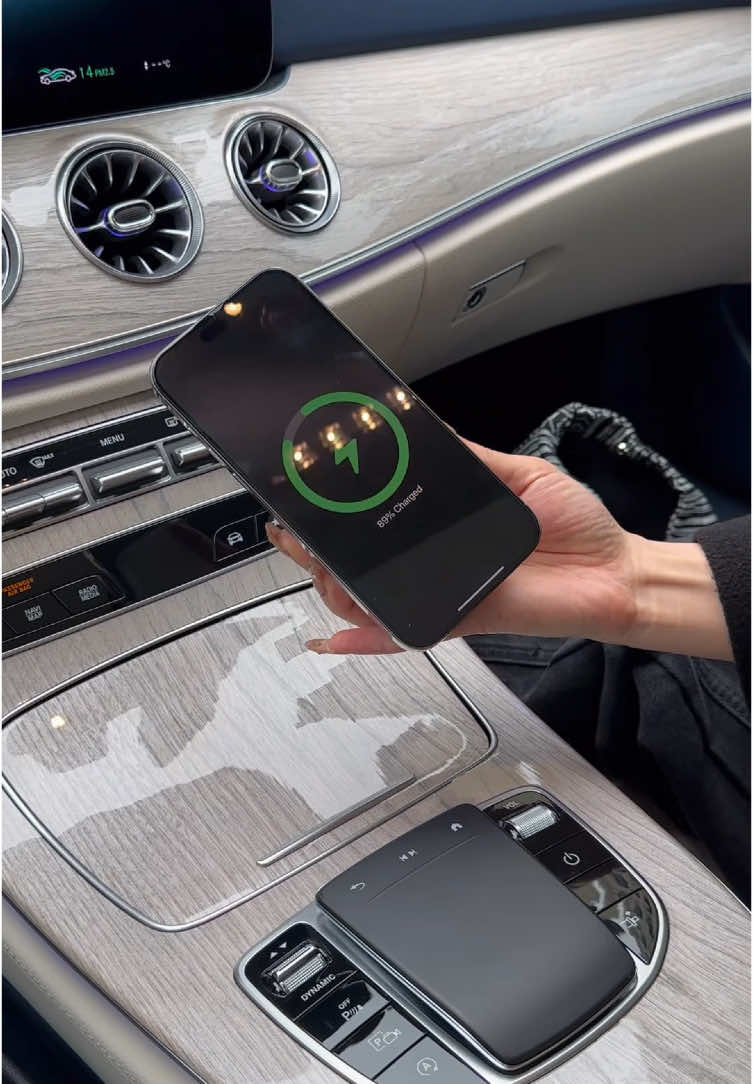 Small and exquisite, easy to travel, no need for a wireless charging treasure with a data cable, it is indispensable.#phoneholder #magnetic #powerbank 