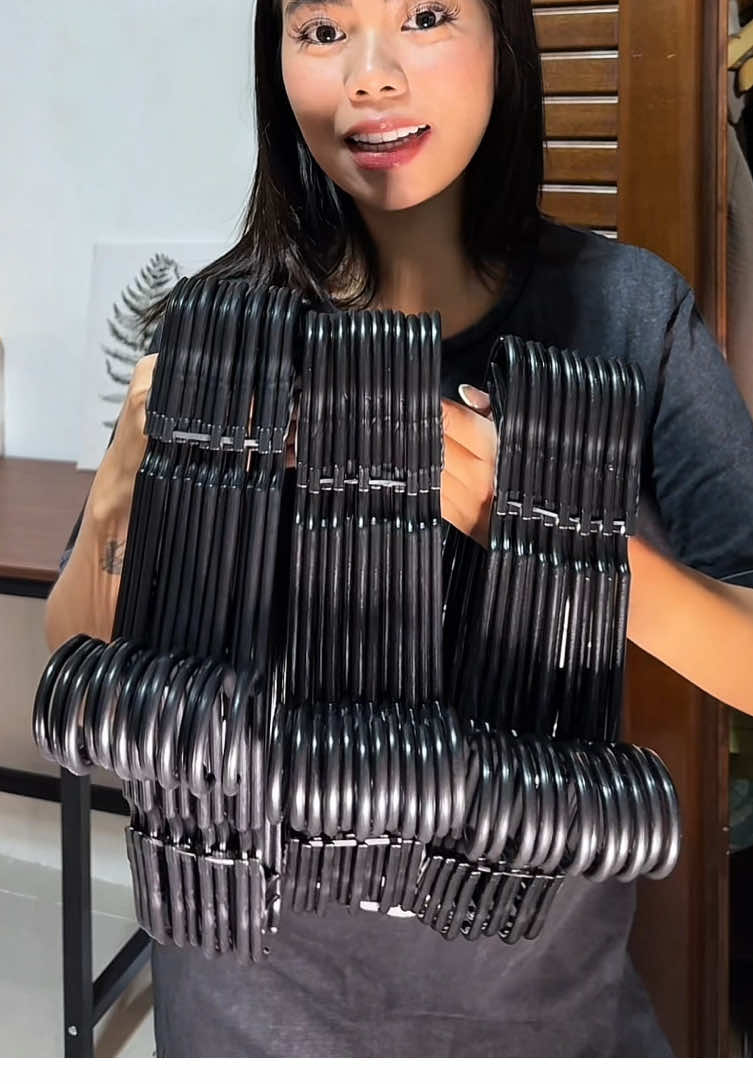 Kahit pilipitin o ihagis hagis mo di sya napuputol galing!!! #hanger #flexiblehanger #36pcsflexiblehanger #hangerbundle #clotheshanger #flexiblehanger 