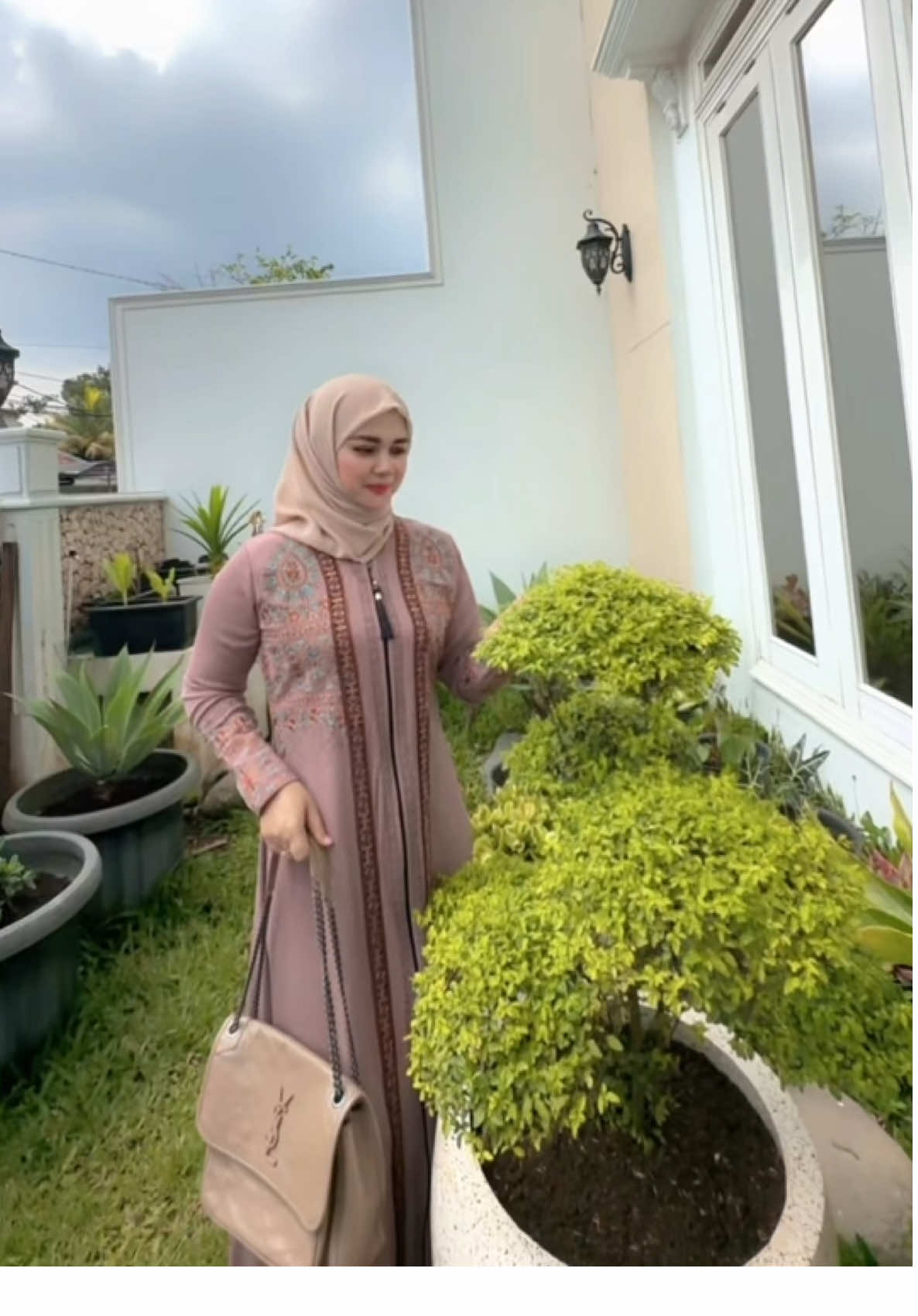 Khazana Dress warna cocoa cream juga gak kalah cantik nih warnanya. Nuansa cream yang bisa bikin adem kalau diliat nih cocok banget untuk bunda yang ingin tampil kalem. Yuk langsung di check out aja!🤎 #newcolor #bajulebaran #abayabordir #fashionwanita #nazwaabaya #fyp 