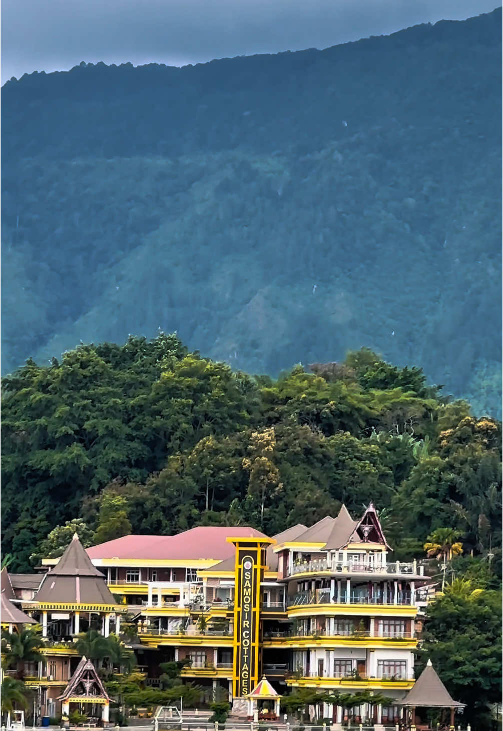 Salah satu hotel terfavorit di Pulau Samosir 📍 @SAMOSIR COTTAGES RESORT  #danautoba #samosir #samosircottage #wisatsumut #sumut #fyp #viral 