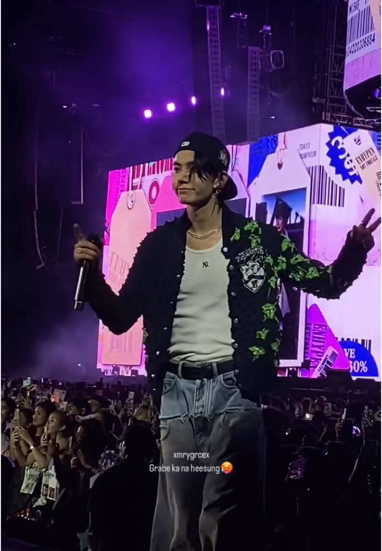 It's been a week since WTL in Bulacan but this video stuck on my phone😅  I won't gatekeep this anymore super hot mo heesung🥵 @enhypen  #enhypenheesung #heeseung #WTL_in_Bulacan #enhypeninbulacan2025 #walkintheline2025 