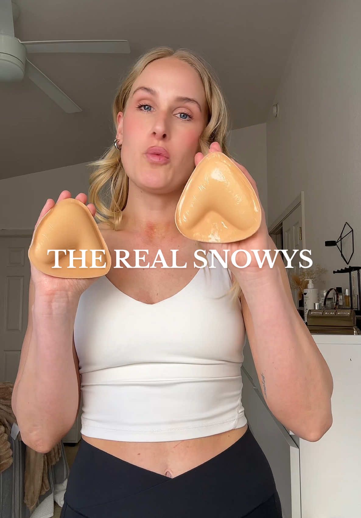 it’s crazy how many fakes there are and they steal the logo and everything 😬 #snowystickyinserts #snowyinserts #snowyreview @Snowy Care #stickybra 