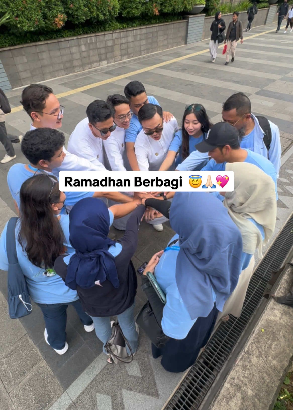 Alhamdulillah…. kemarin Minko abis bagi-bagi takjil di depan Indofood Tower untuk Teman Sehat buka puasa 🥰😇💖 Campaign ini juga bertepatan dengan launching produk terbaru Tomo Kenko, yaitu Sarinara (solusi praktis untuk mengatasi sariawan). Di setiap kotak takjil yang dibagikan, tidak hanya ada gorengan favorit, tapi juga Sarinara yang bisa langsung Teman Sehat cobain 🥰🤩🤗. Pokoknya…. Minko seneng banget kemarin liat Teman Sehat pada happy juga, semoga apa yang kita kasih bisa bermanfaat untuk semuanya yah 🤗 Coba absen di kolom komentar yang kemarin kebagian takjil dari Minko 🙌🏻😁 #tomokenko #vitamintomokenko #takjilramadhan #ramadhan #sarinara #sarinaratomokenko #sayonarasariawan #sariawan #bagitakjil 