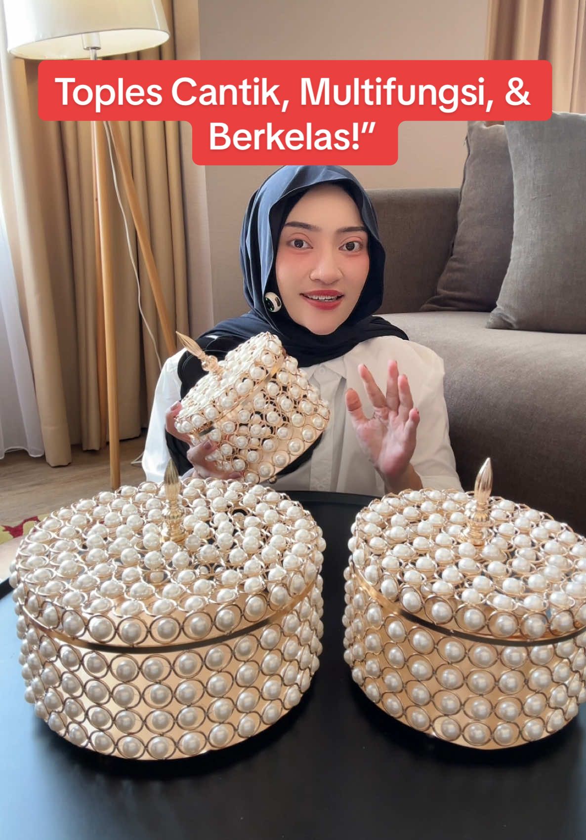 Kirain cuma buat simpan snack, ternyata bisa jadi pajangan mewah juga! 😍✨” Toples bertabur mutiara ini bukan sekadar wadah camilan, tapi juga bikin meja saji auto elegan & berkelas! Tersedia dalam 3 ukuran, bisa beli satuan atau satu set isi 3 sesuai kebutuhan. Buat suguhan mewah di hari spesial, wajib punya ini! Cek sekarang sebelum kehabisan! ⬇️🔥 #toples #topleslebaran #topleslebaran2025 #toplesaesthetic #toplesestetik #toplessultan #toplesmewah #toplessnack #toplesmurah #topleskuekering  #wibgajian #Gebyarbelanjafebruari #cuantanpabatas #ramadanekstraseru 