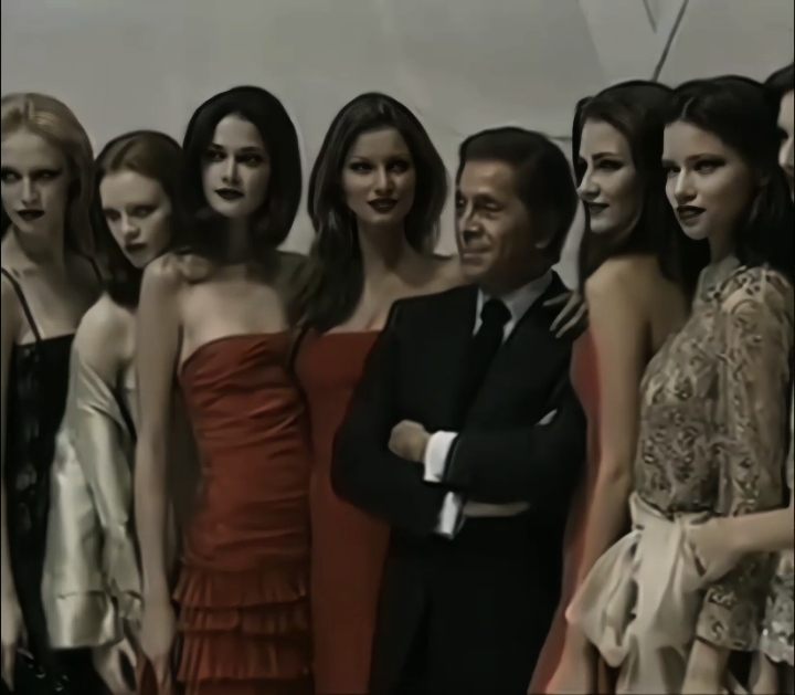 #models backstage photo at #valentino fw 00 | love how shalom and erin are having fun on the side 🤭 #giselebundchen #adrianalima #shalomharlow #erinoconnor #fernandatavares #anabeatrizbarros #karenelson #model #topmodel #SuperModel #ubermodel #catwalk #horsewalk #Runway #runwaywalk #fashion #fashionshow #highfashion #backstage #90s #90smodel #2000s #2000smodel #fyp 
