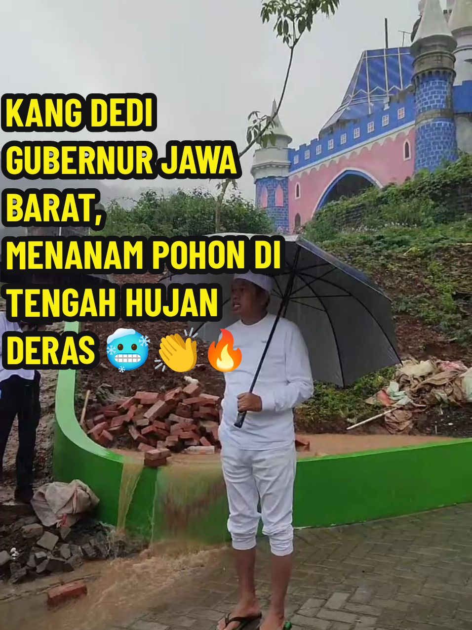 SIMBOLIS PENANAMAN POHON OLEH KANG @DEDIMULYADIOFFICIAL  dibawah guyuran hujan Kang dedi melakukan penanaman pohon dikawasan puncak cisarua, tepat nya di kawasan wisata hibics fantasy,  gambar diambil Dari live siaran TikTok , jadi mohon maaf jika kurang hi-res ya guys 👏🙏🏻 #fypシ゚ #fypage #fyp #infobogor #banjirpuncakbogor #banjirpuncakbogor #banjircisarua #kangdedi  #kangdedimulyadichannel 