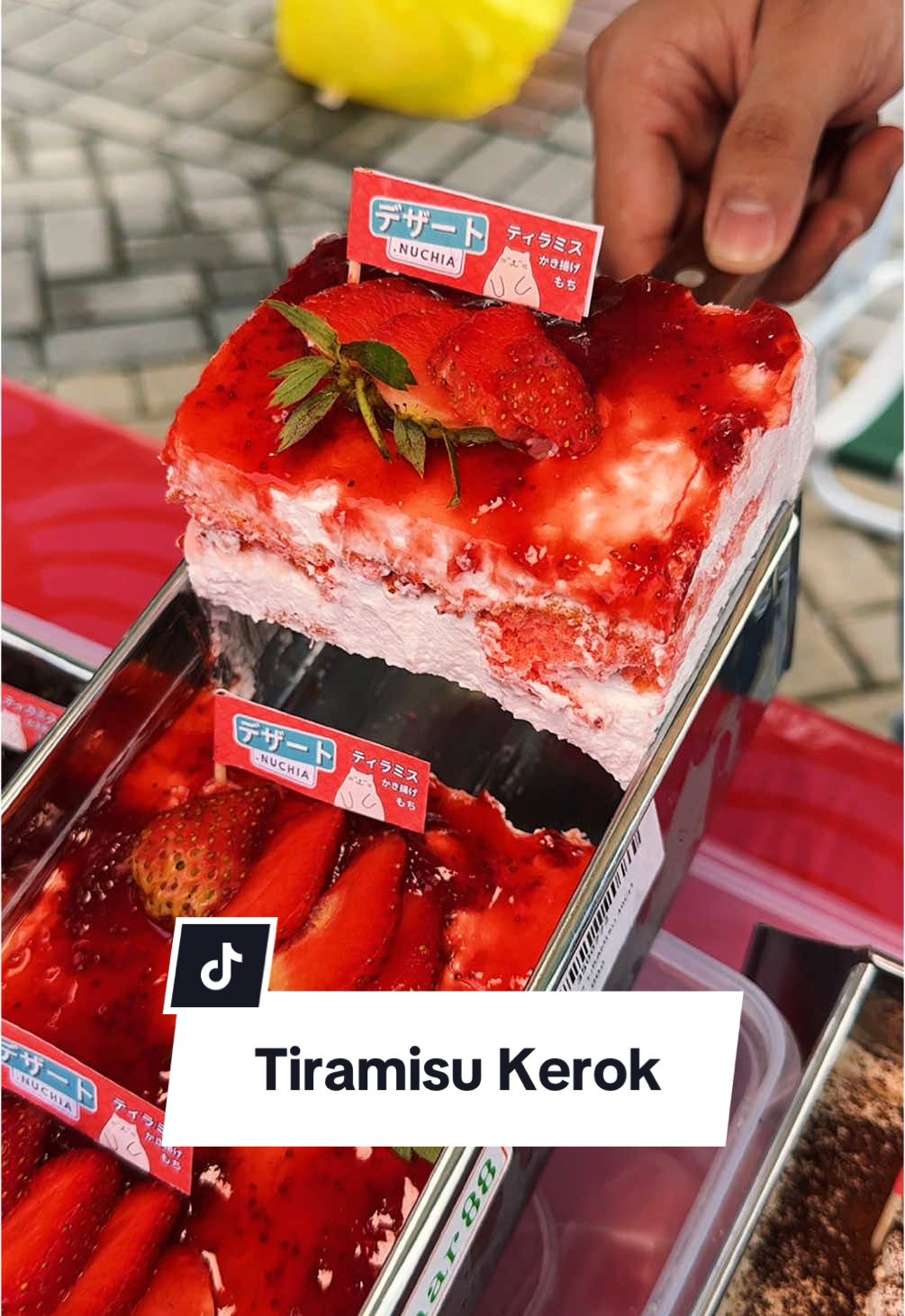 Tiramisu kerok viral buat takjil, kenapa enggak hehe asik sih sensasi makannya kayak ice cream namun ada sensasi lain, gak eneg, dan bisa dimakan banyak banyak good job nu  #balikpapan #wisatabalikpapan #makananbalikpapan #culinary #tiramisu #mochi #nuchia #kulinerbalikpapan 