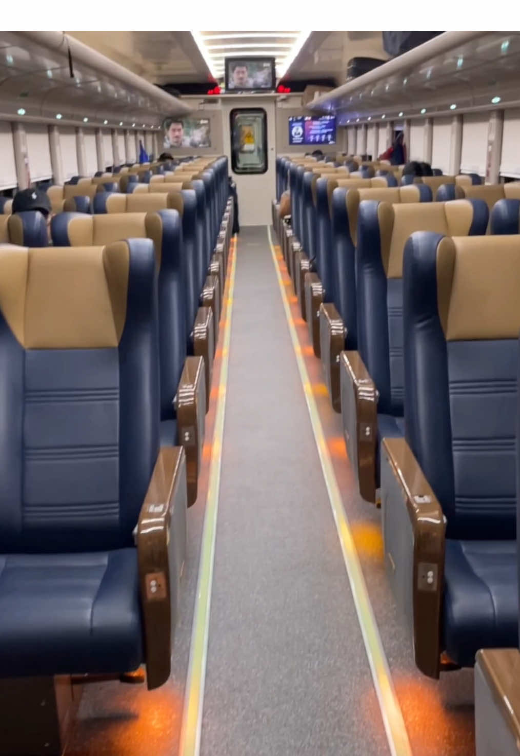 KA Jayabaya di gapeka 2025 parahh banget ngecernyaa, minimal bisalah dipangkas lagi @KAI121 😭😭  #fyp #trip #kai121 #keretaapiindonesia #railfansindonesia #kajayabaya #eksekutifnewgeneration 