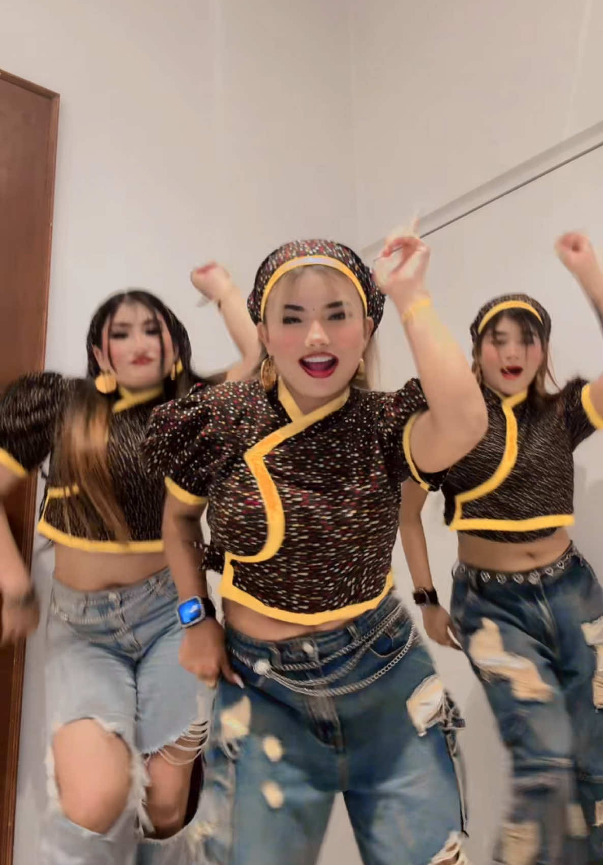 #ashmeebhujel #trend #tiktok #fyp #foryoupage #trending #dance @Eshu RL🧚🏻‍♀️ @Riya sundas🦋 