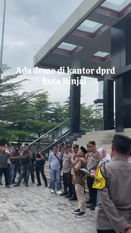 BREAKING NEWS!   Telah terjadi aksi demo di depan kantor DPRD Binjai sore ini, 8 Maret 2025. Massa berkumpul dan menyuarakan aspirasi mereka dengan penuh semangat. Namun, masih jadi tanda tanya, sebenarnya mereka demo tentang apa, ya? 🤔Ada yang tahu atau punya info lebih lanjut? Drop di kolom komentar!   #DemoBinjai #BreakingNews #BinjaiUpdate #binjaihitz #binjai 
