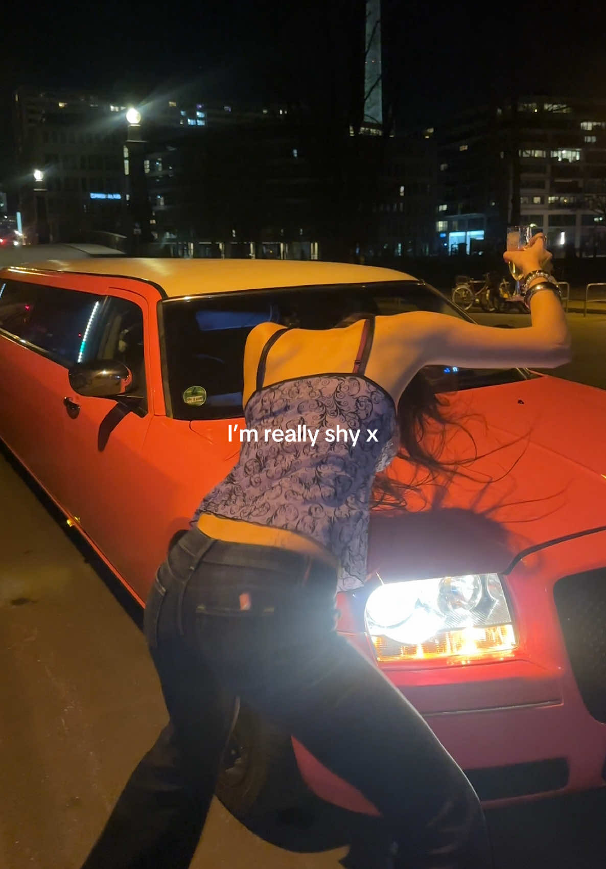 shaking them bones in front of 50yo Günther Limo driver