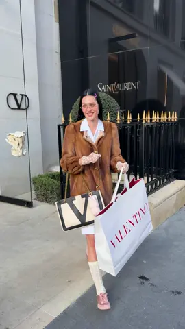 @Amelia gray shopping in Paris 🇫🇷 (IG @crazyalyy_) #pfw #parisfashionweek #fashionweek #giambattistavalli #fashion #mode #ameliagray