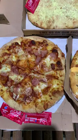Korban fomo tapi telat 😌 #JelajahRamadan #dominospizza #dominos #pizza #cheesevolcanopizza #foodtiktok #masukberandafyp 