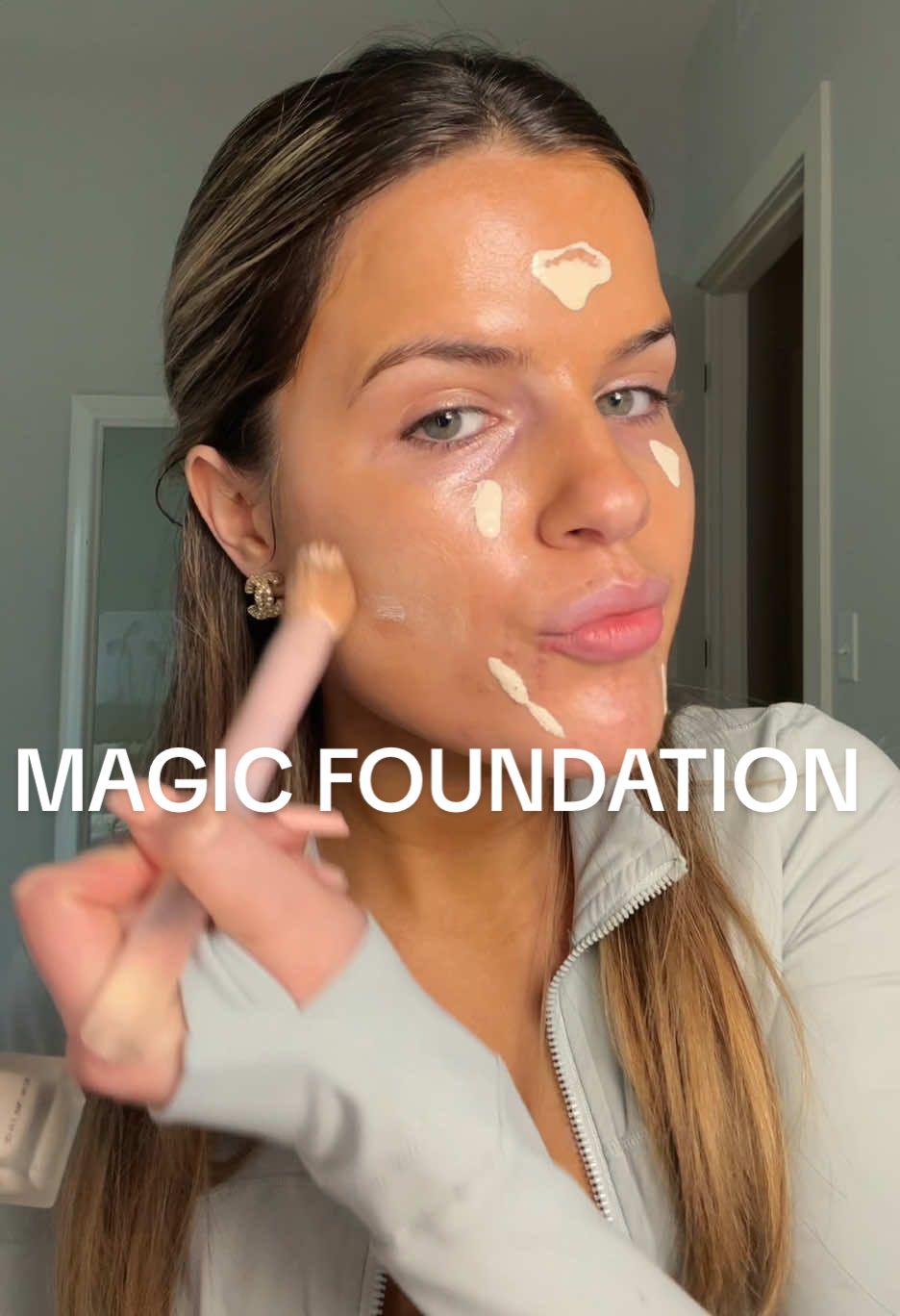 no filter. curious to see if it’s @Jeffree Star approved🧐 #magicfoundation #foundationthatmatchesyourskintone #musthavefoundation #mikaylanogueira #makeupreview #foundationreview #musthaves #makeuptok #makeup #viral #fypシ 