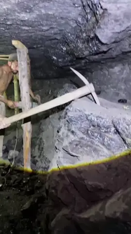 The black diamond mine is being worked on 3000 feet underground.#Blackdiamondmining #blackgold #goldmine #coalminig 