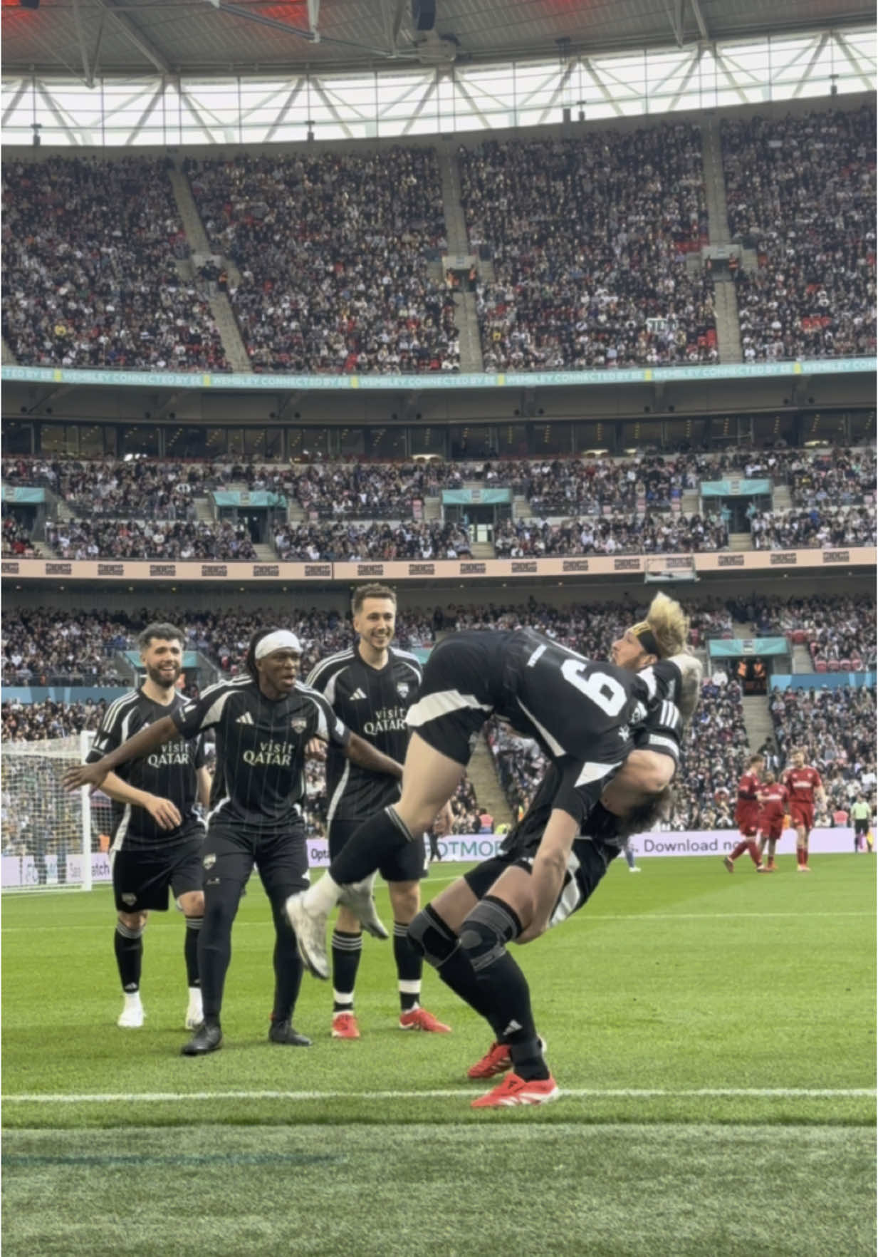 A short story: @Joe Weller scored. @Logan Paul suplexed him. 😂😱 #sidemen #sidemencharitymatch #loganpaul #joeweller @Sidemen 