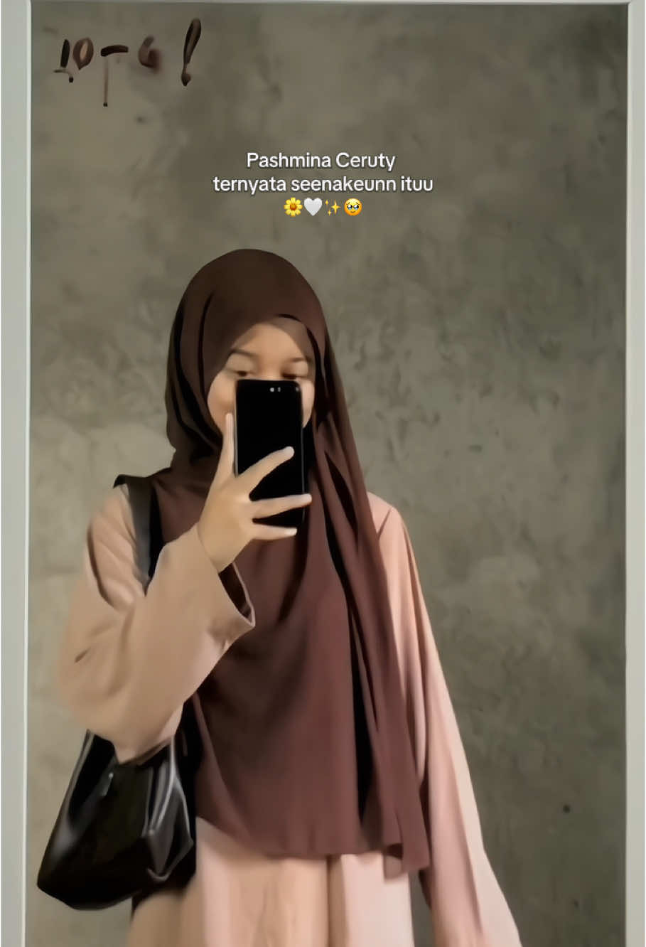 PASHMINA CERUTY BABY DOLL only 20rb an || awalnya ragu ragu buat beli ternyata ga seburuk ituu, ini enak banget beb dipake nya, gampang banget diaturnya😭☝🏻 cobain satu deh pasti ketagihan pen warna yg lain🤏🏻 #pashmina #hijab #relate 