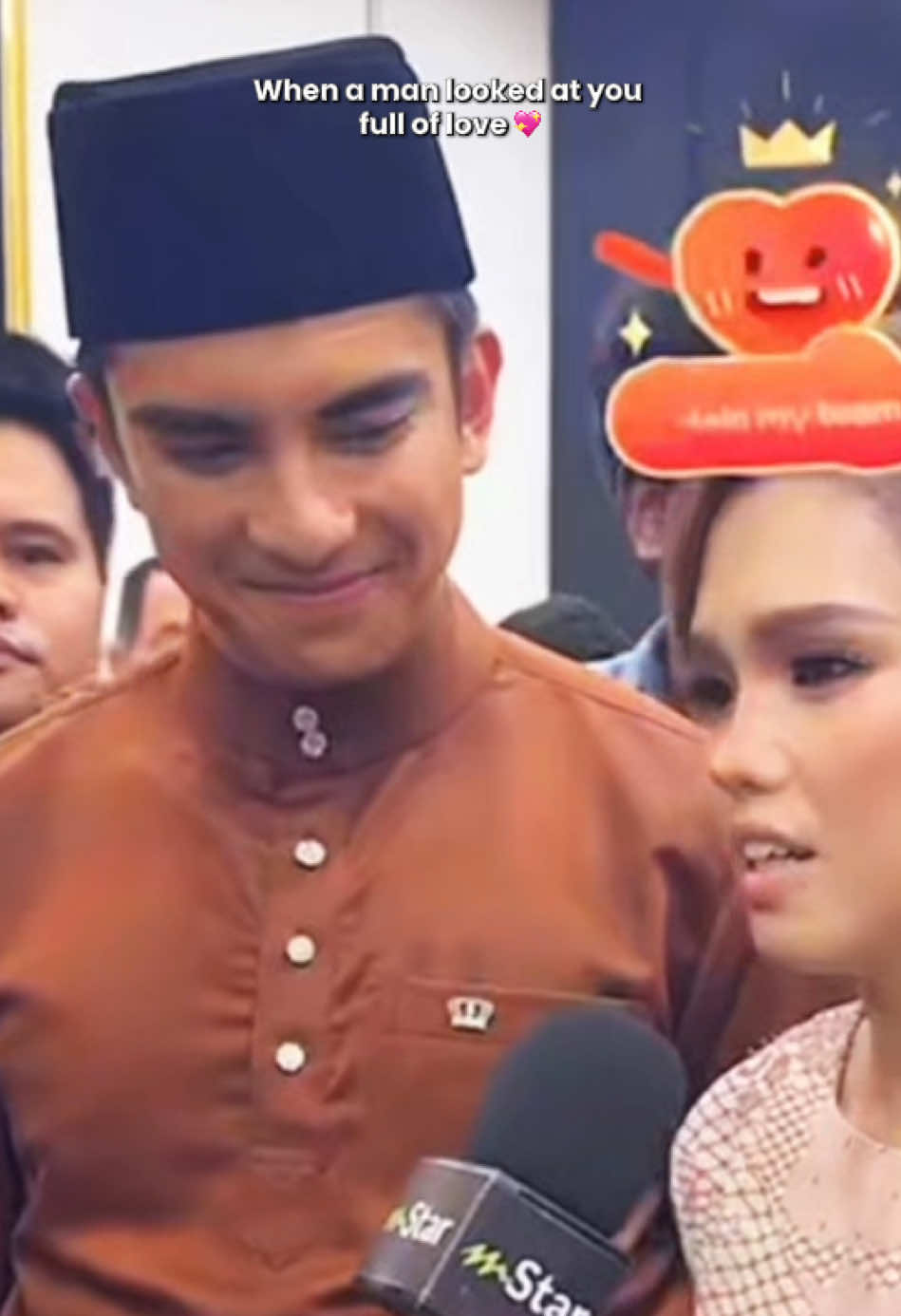 When a man truly loves a woman, you can see it in his eyes—they shine like a reflection of his heart.💗 #syedsaddiq #bellaastillah #BASS #fypシ #foryoupage #jangankacauitusayapunya #orangkattepisayalah 