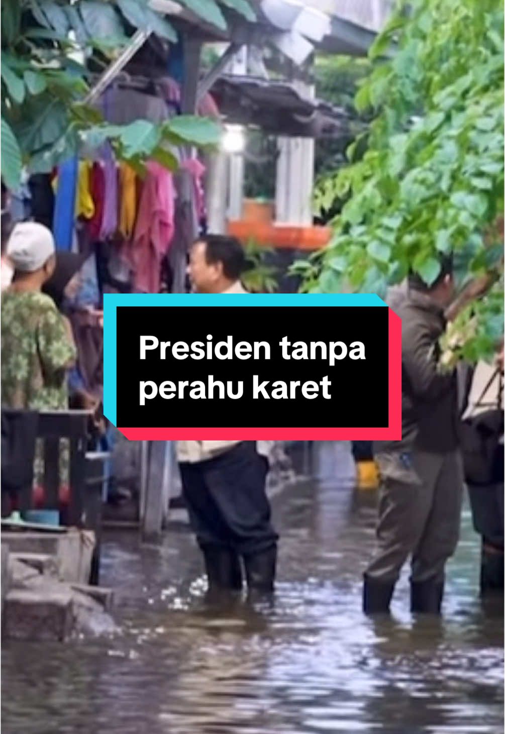 Presiden Prabowo Subianto kunjungi lokasi banjir tanpa perahu karet tanpa pelampung #prabowo #babelan #banjir #banjirbekasi #prabowokebabelan #bekasi #perahukaret 