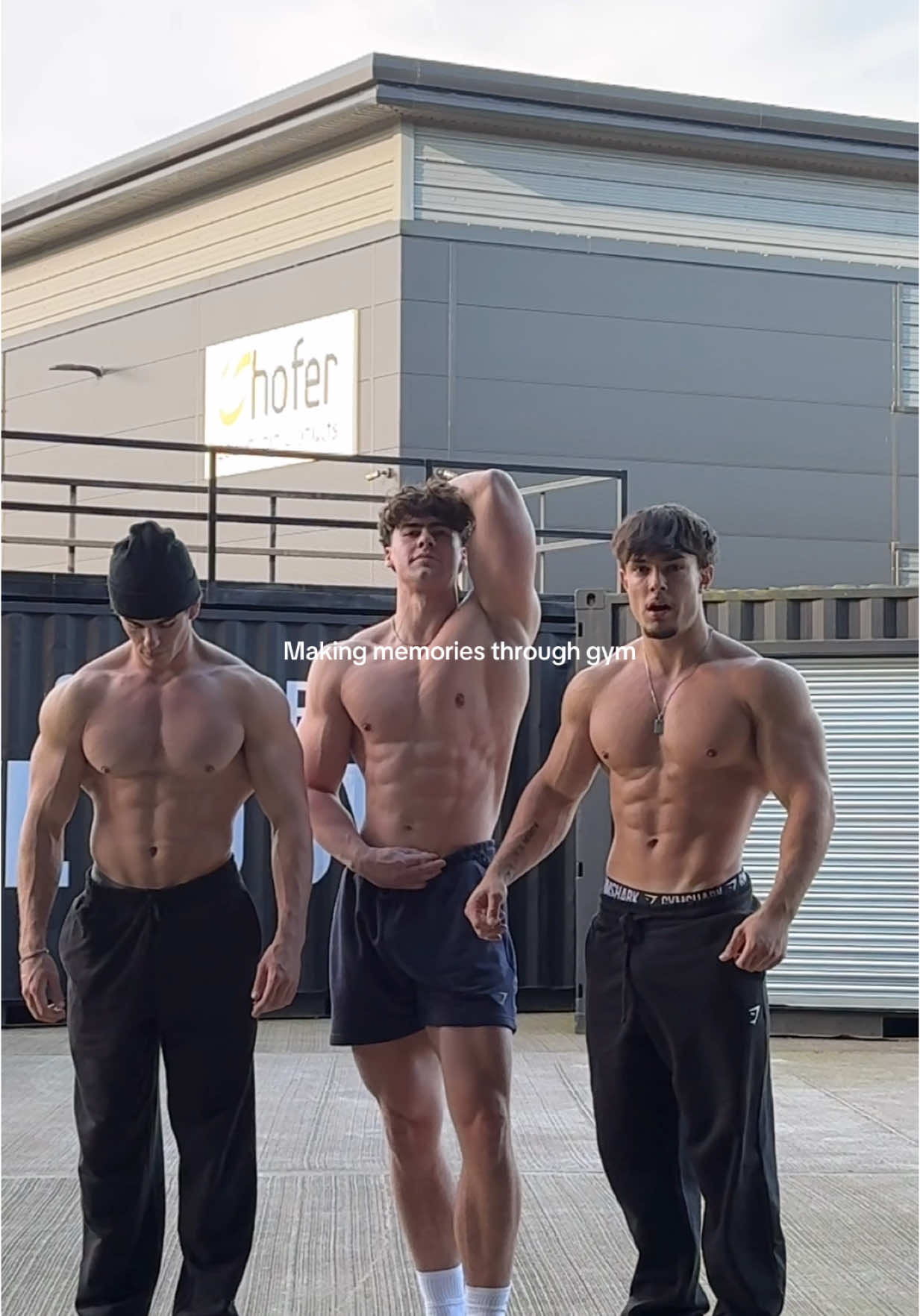 Hard to stay serious with these two 🤣 @moicestmike2 @JamesBeardwell | #gym #Fitness #inspiration #motivation 
