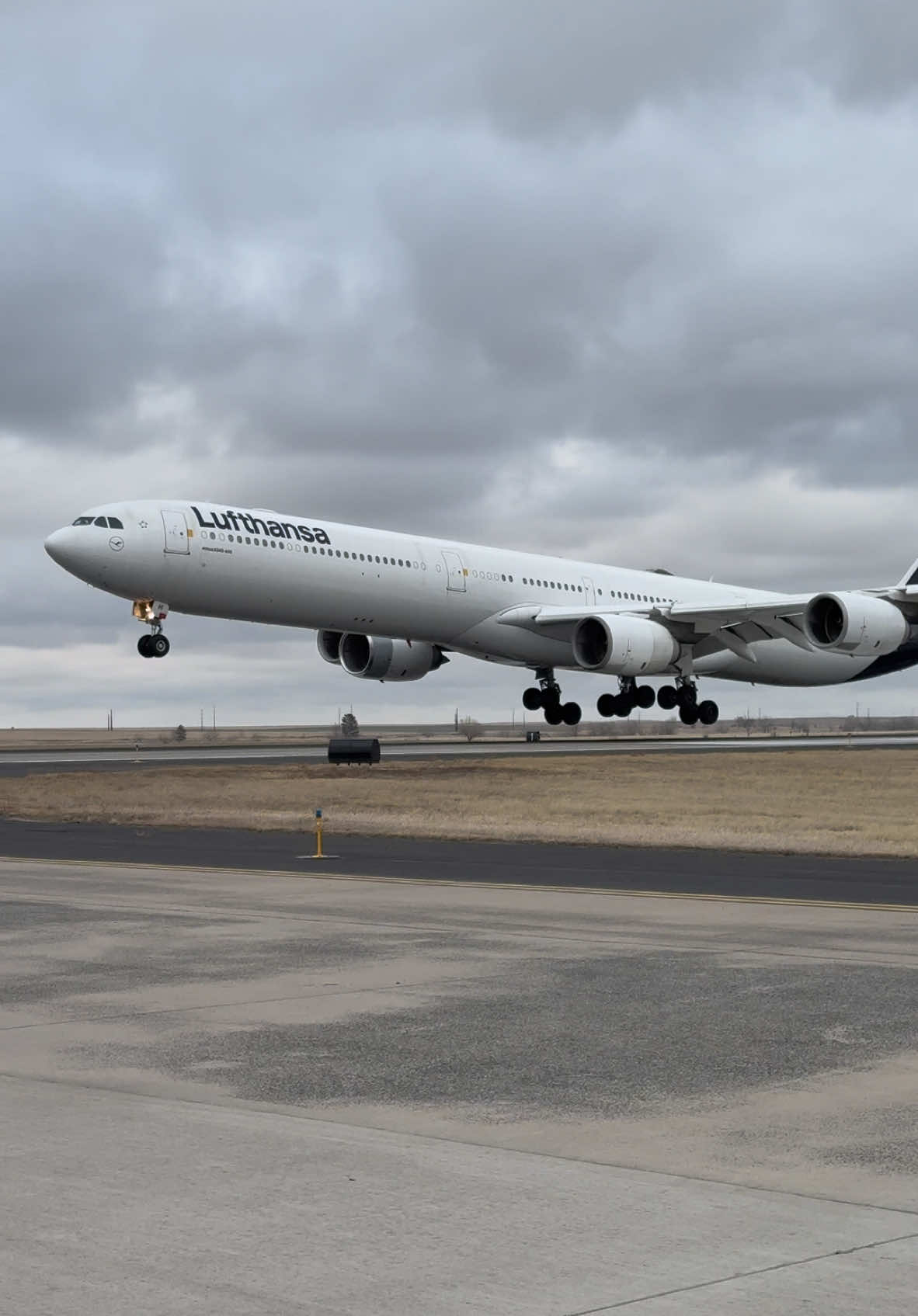 Even in some gloomy weather, the A346 is still a stunner. D-AIHI LH446 FRA-DEN @Lufthansa #aviation #airportops #fyp #foryou #foryoupage #denverinternationalairport #colorado #airplane #planespotting #plane #landing #airbus #a340 #a340600 #lufthansa 