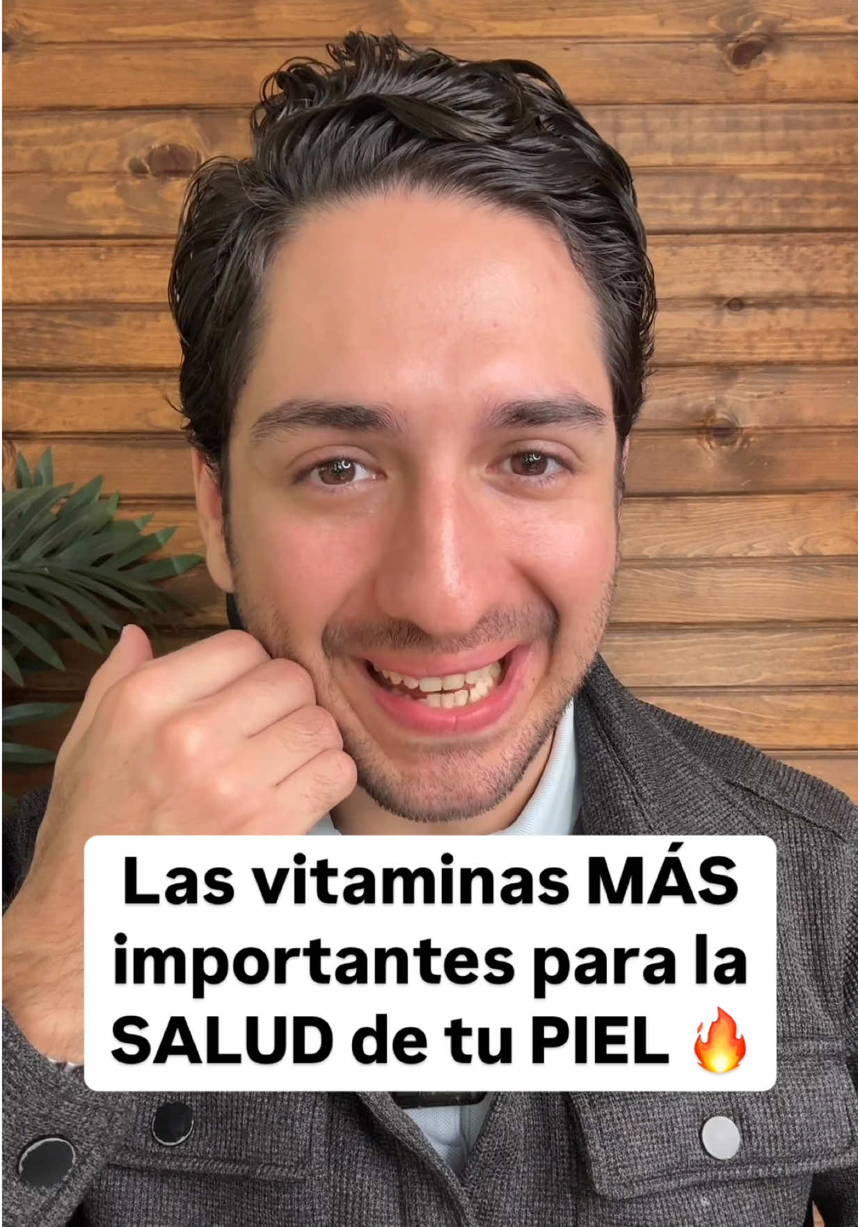 Las vitaminas MÁS importantes para la SALUD de tu PIEL 🔥 La piel es el órgano más grande del cuerpo. Y necesita muchos nutrientes para estar saludable. Y uno de los nutrientes más importantes para la piel (y el cuerpo en general) son las vitaminas. Las vitaminas tienen MUCHAS funciones en el cuerpo, y en la piel ayudan a mantenerla brillante, fuerte, firme, y elástica. Y lo logran a través de varios mecanismos que también te ayudan a evitar el envejecimiento prematuro, la piel seca, y la aparición de arrugas antes de tiempo. Y aunque la salud de la piel es el resultado de varios factores, la nutrición es uno de los más importantes. Y aunque los suplementos pueden ser una gran herramienta, la mejor fuente de vitaminas son los alimentos. Porque gracias a los otros nutrientes que las acompañan, tu cuerpo las puede aprovechar mejor. ¡Comparte para promover el cuidado de la piel! 🔥 Y manda este video a quien necesite esta información. Sígueme en @dr.rodrigoarteaga y si quieres aprender más sobre cómo cuidar mejor tu salud, visita mi página drrodrigoarteaga.com #vitaminas #saluddelapiel #pielsana #pielsaludable #dermatología #pielradiante #pielcuidada #cuidadodelapiel #autocuidado #saludybelleza #nutrición #drrodrigoarteaga 