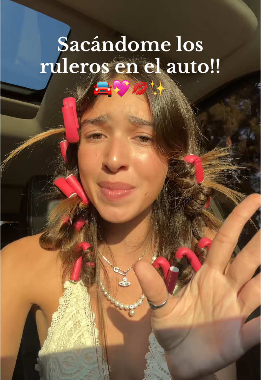 Sacándome los ruleros! Pero en el auto!! 💖💋✨🚗 • #jazmintrajtenberg #pelo #ruleros #auto #milipili #turra #fyp #grwm #makeup #heatlesscurls 