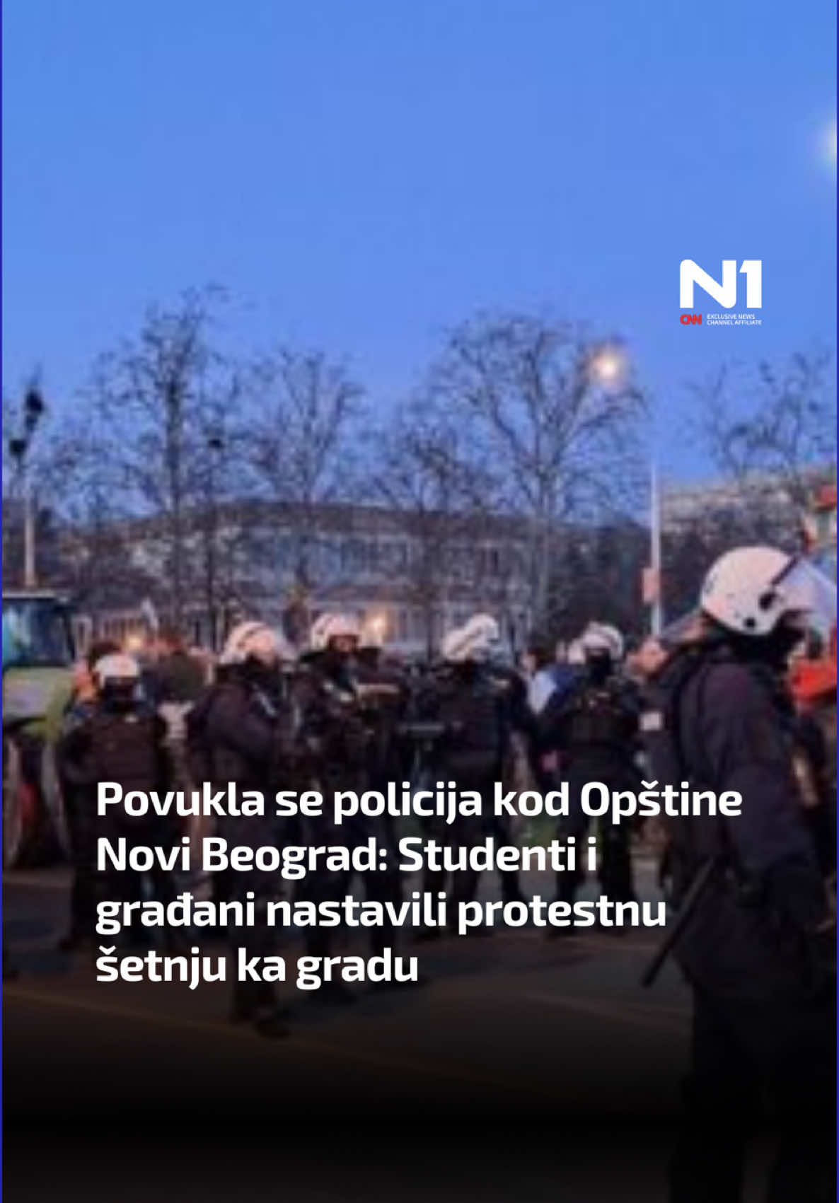 Policija koja je na kružnom toku kod Gradske opštine Novi Beograd blokirala traktore, studente i građane povukla se i okupljeni su nastavili sa šetnjom ka Trgu republike, gde se centralni održava protest. Protestnoj koloni iz Zemuna stigla je oko 18 časova i podrška iz pravca Ušća do kružnog toka na Novom Beogradu. „Baci kobre da se igramo“, vikali su okupljeni dok su prolazili pored marice. Podsetimo, policijski kordon je blokirao protestu kolonu iz Zemuna, koja je sa traktorima krenula na protest koji se večeras održava na Trgu republiku. #n1info #n1srbija #fyp #foryou #foryoupage #postsforyou