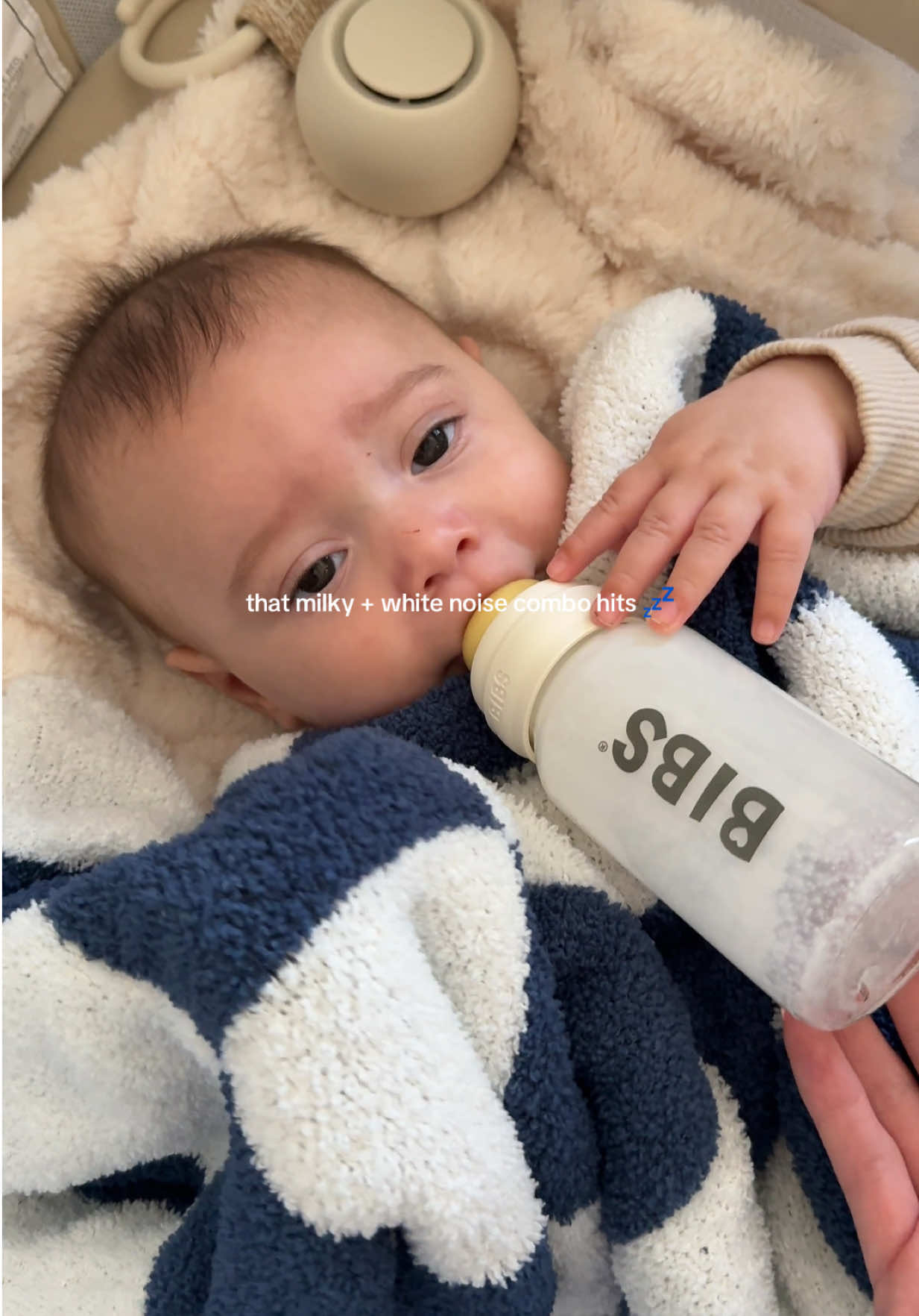 We love our @BIBS 🤍 + travel hatch. Gets him everrrryyyyy time 🥲💤 #babyboy #bibsbottle #glassbottle #boymama #youngmama #hatchsoundmachine #boymom #motherhood #dayinourlife #sahm 