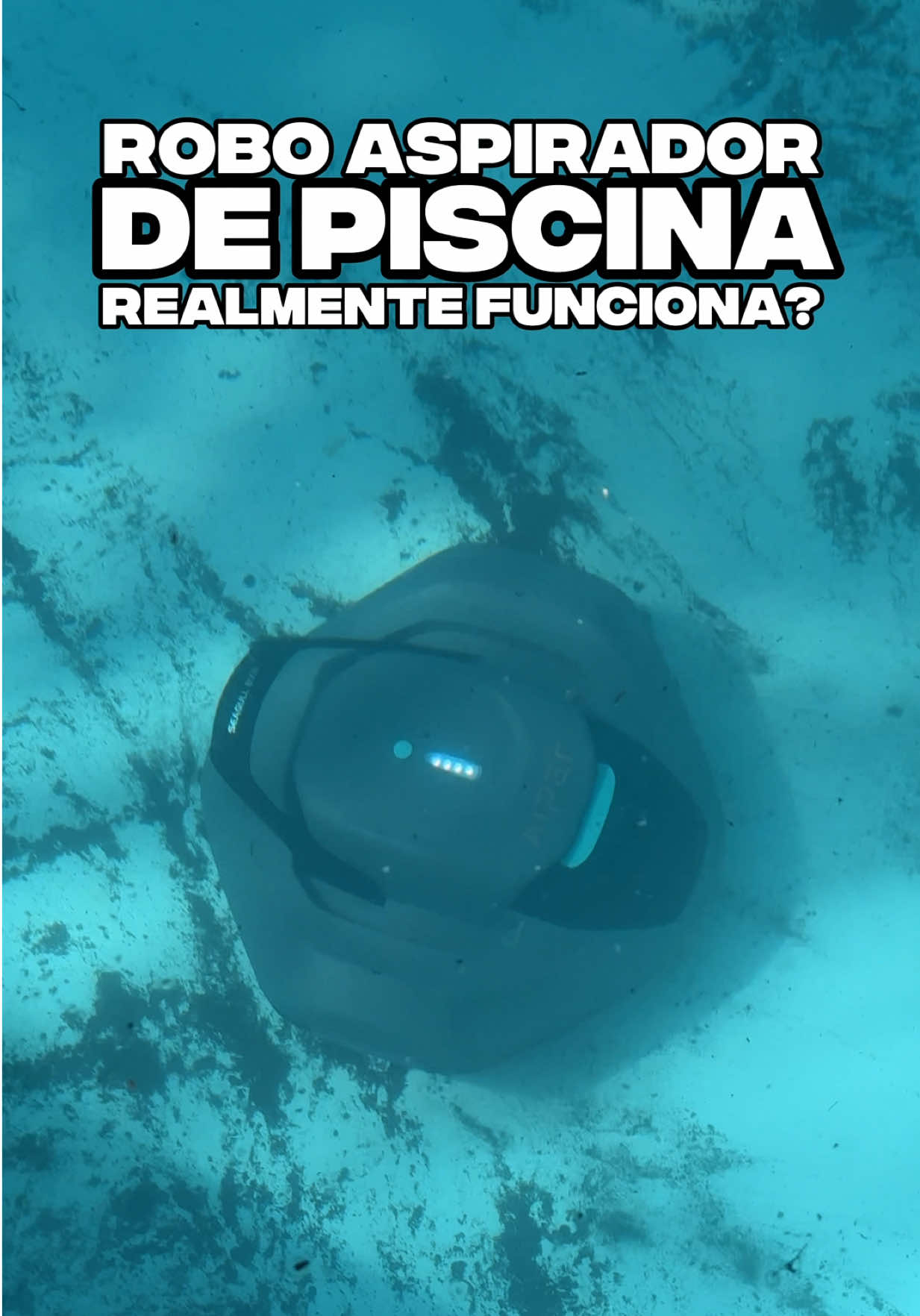 MANDA P/ QUEM LIMPA MUITO A PISCINA. Eu vou ser sincero, não sei o quão chato é limpar piscina, porque nunca tive uma que EU TINHA QUE CUIDAR. Mas todo mundo diz que é OSSO! Então procurei uma solução tec e, óbvio, achei. Esse robô é o de entrada da linha sem fios. (Não que seja baratinho KKKK, mas entre os que vi, tinha um de R$ 10.000,00). Então esse aqui é o custo-benefício da categoria. A piscina que testei tava imunda propositalmente, jogamos terra nela pra levar o robô ao limite, mas essa não é a proposta dele. A ideia é: ✅ Fazer uma grande limpeza manualmente após muito tempo sem uso. ✅ Depois, ele manter a limpeza diária sem esforço E nisso ele manda muito bem! As duas entradas de baixo puxam a água para cima, a sujeira fica no filtro, e o motor joga água limpa pela parte superior, essa jogada de água é quem movimenta ele também. Ou seja, economiza MUITA água, bom para o bolso e para a natureza. É só jogar na piscina e deixar ele trabalhar. Ele não mapeia a piscina, mas nem precisa. Ele vai se movendo por impacto nas paredes e funciona SUPER BEM. No começo assusta um pouco porque ele não é tão delicado e sobe um pouco de poeira, mas nos 90 minutos ele limpa uns 95% da sujeira. Com 10% de bateria, ele volta para uma borda, desliga e espera você tirar da água. Prático demais, uma excelente mão na roda! Existem outros modelos da marca, que: 👉 Limpam parede 👉 Saem sozinhos da piscina 👉 Limpam a lâmina da água 👉 Até soltam cloro automaticamente MAS o preço é 4x mais caro. Me fala se querem que eu teste um desses que tento conseguir. E se quiser ficar com esse modelo que testei com um preço especial, ou um novo, comenta LIMPEZA que eu mando o link na DM. #piscina #limpezadepiscina #tecnologia #casainteligente 