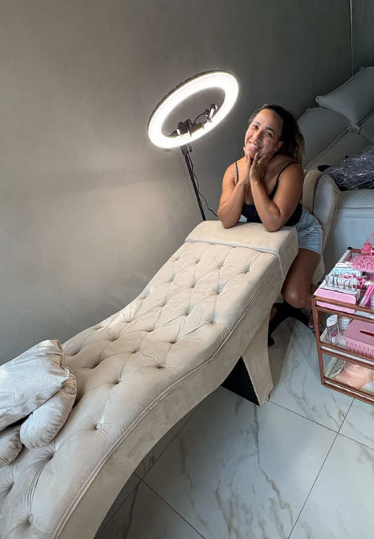 Iniciando como lash atendendo em casa e finalmente conquistando minha maca que tanto queria.  Aos poucos irei terminando de montar meu carrinho.  #lashextensions #lashdesigner #lashiniciante #macaluxo #cilios 