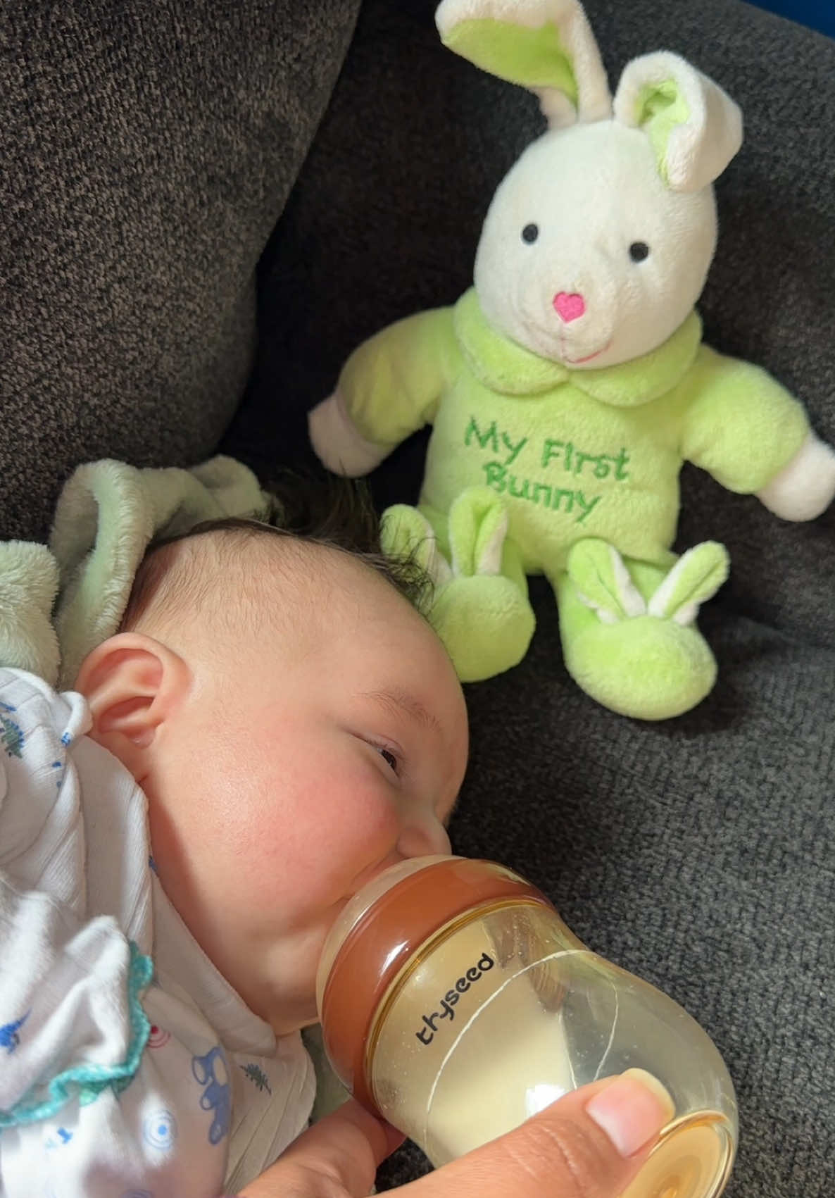 I love this new baby bottle 🍼 from @Thyseed it’s a great anti colic bottle and it mimics breastfeeding. My baby enjoyed his feeding and was very comfortable #fyp #babybottle #anticolicbottles #antigas #parati #antireflux #babyfeedingproducts #thyseedbabybottle #thyseedbottle 