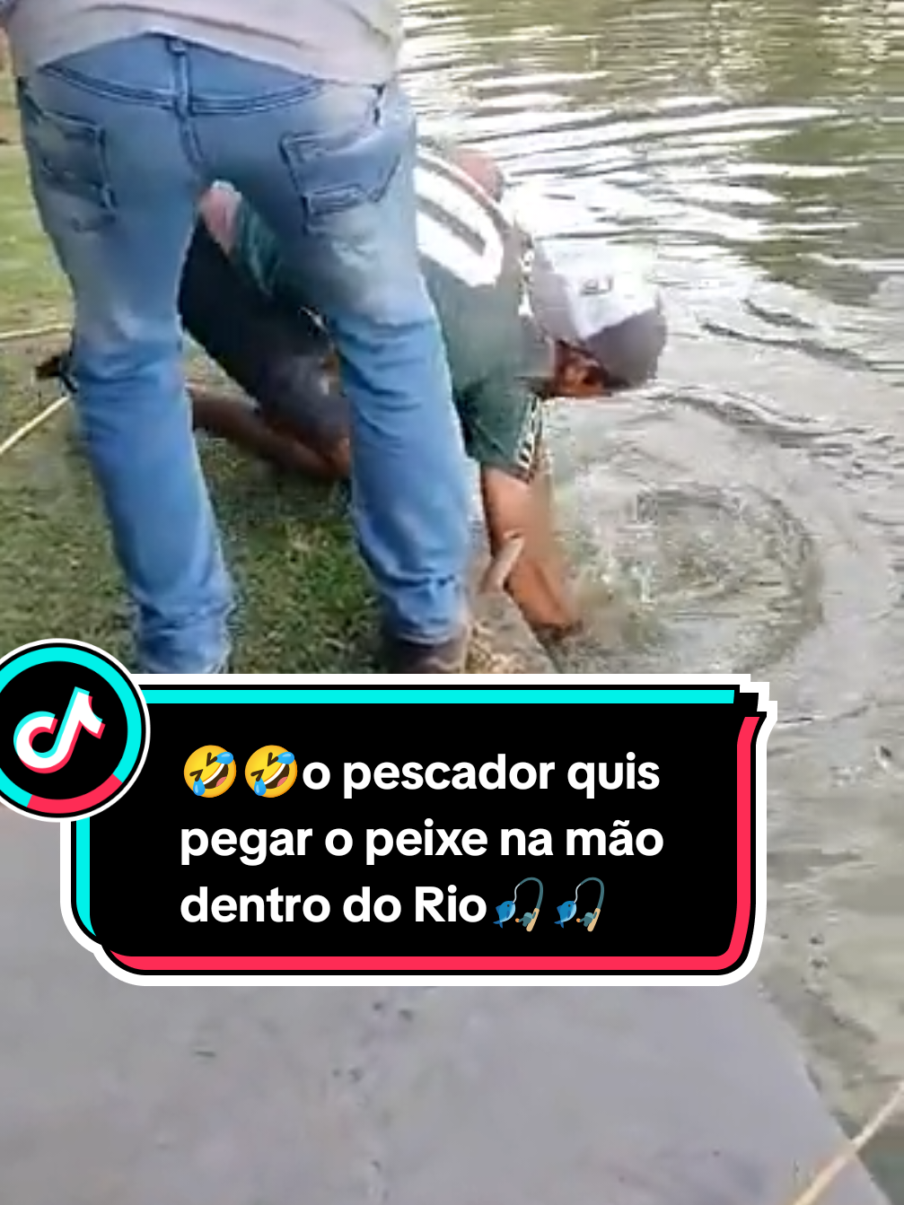 o pescador quis pegar o peixe na mão dentro do Rio.#pescaria #peixe 