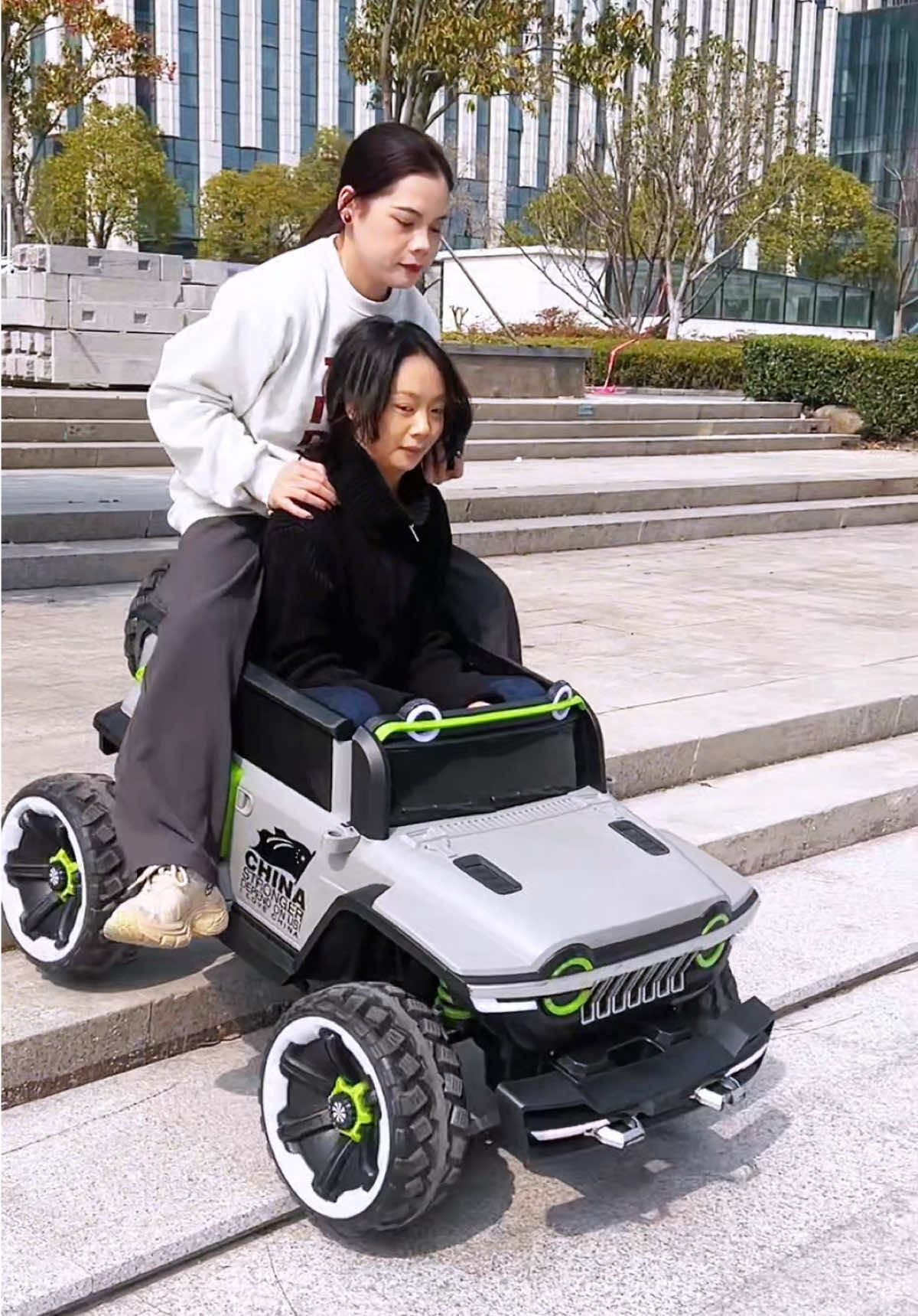 Don't buy an ordinary remote control car anymore. Come and have a look at this super-large remote control off-road vehicle!#toycar 