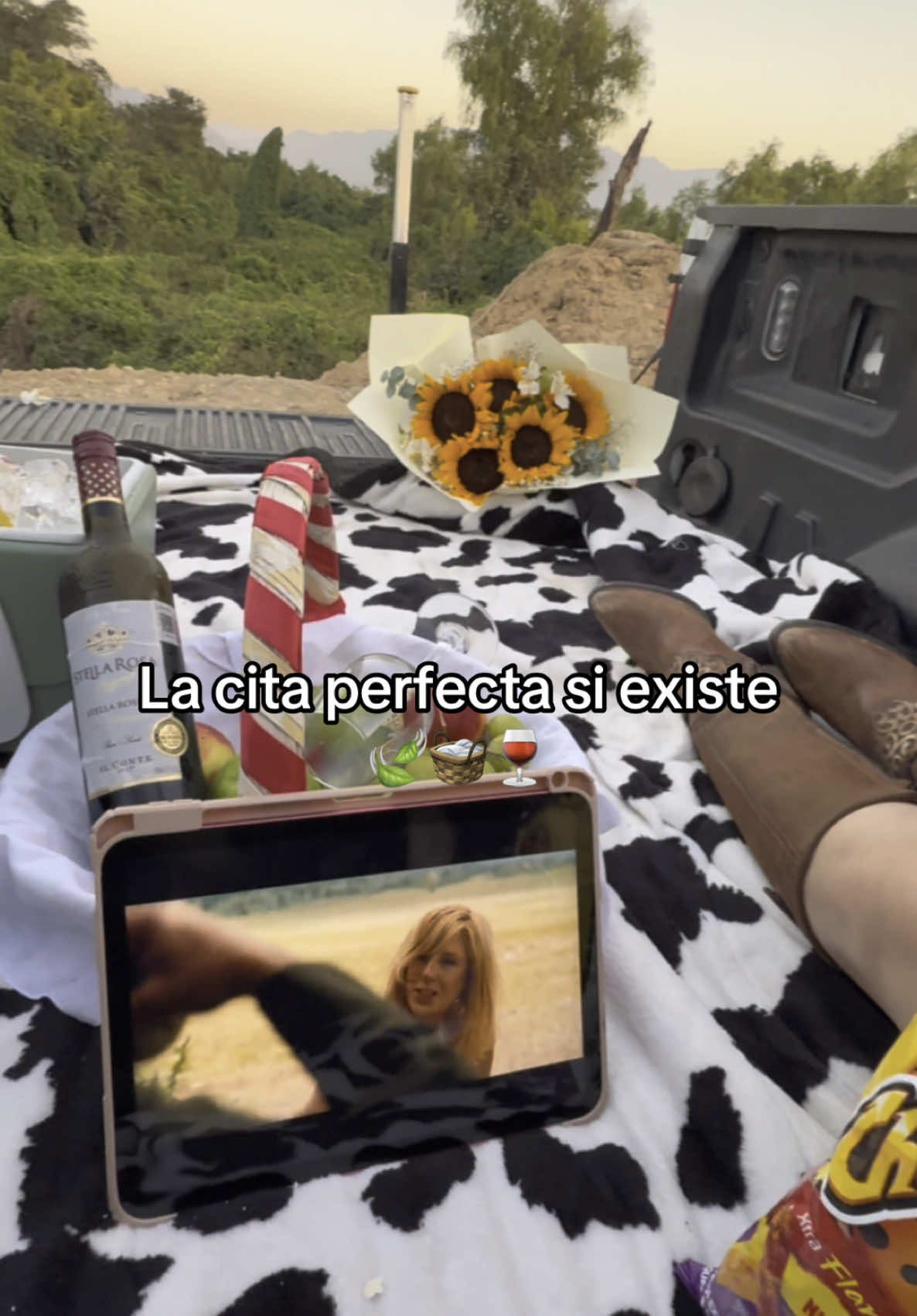 Amo cada momento a tu lado @Juan Calderón Ibarria 🌻❤️🧺 #picnic #esposo #vino #vaquero #vaqueraoutfits #picnicideas #rancho #vidaderancho 