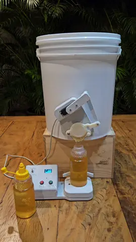 #miele #beekeeper #mel #honeybee #abelha #miel #cheri #apicultura #bee #apiario 