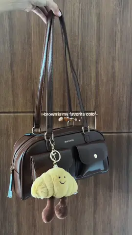 warna coklat tu emang manis banget #casseybagbostanten #bostantenbag #shoulderbag #brownismyfavoritecolor 