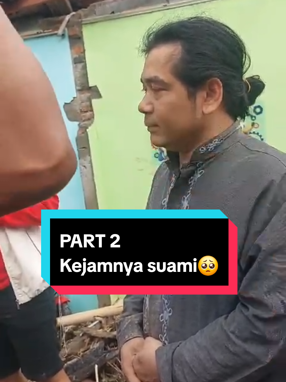 INFO TERKINI Seorang ibu bernama Santi(40) dan anaknya Nutul(3), ditemukan tew4s berpelukan setelah terseret banjir bandang dikampung Gumelar, Pelabuhanratu, Sukabumi, Jum'at (7/3/2025). Keduanya sempat meminta tolong sebelum air deras menghancurkan rumah mereka. Tim SAR menemukan jas4d mereka tertimbun material banjir lima kilometer dari lokasi kejadian. Tragedi ini memicu kemarahan Warga karena suami korban, Aang (42), Justru bersikap acuh. Ia sempat berbohong bahwa istri dan anaknya selamat dan mengungsi ke Cikakak. Saat pencarian berlangsung, Ia tetap berjualan dipasar tanpa mencari keluarganya. Warga mencurigai Aang mengunci istri dan anaknya dirumah sebelum banjir datang, membuat mereka tak bisa menyelamatkan diri 