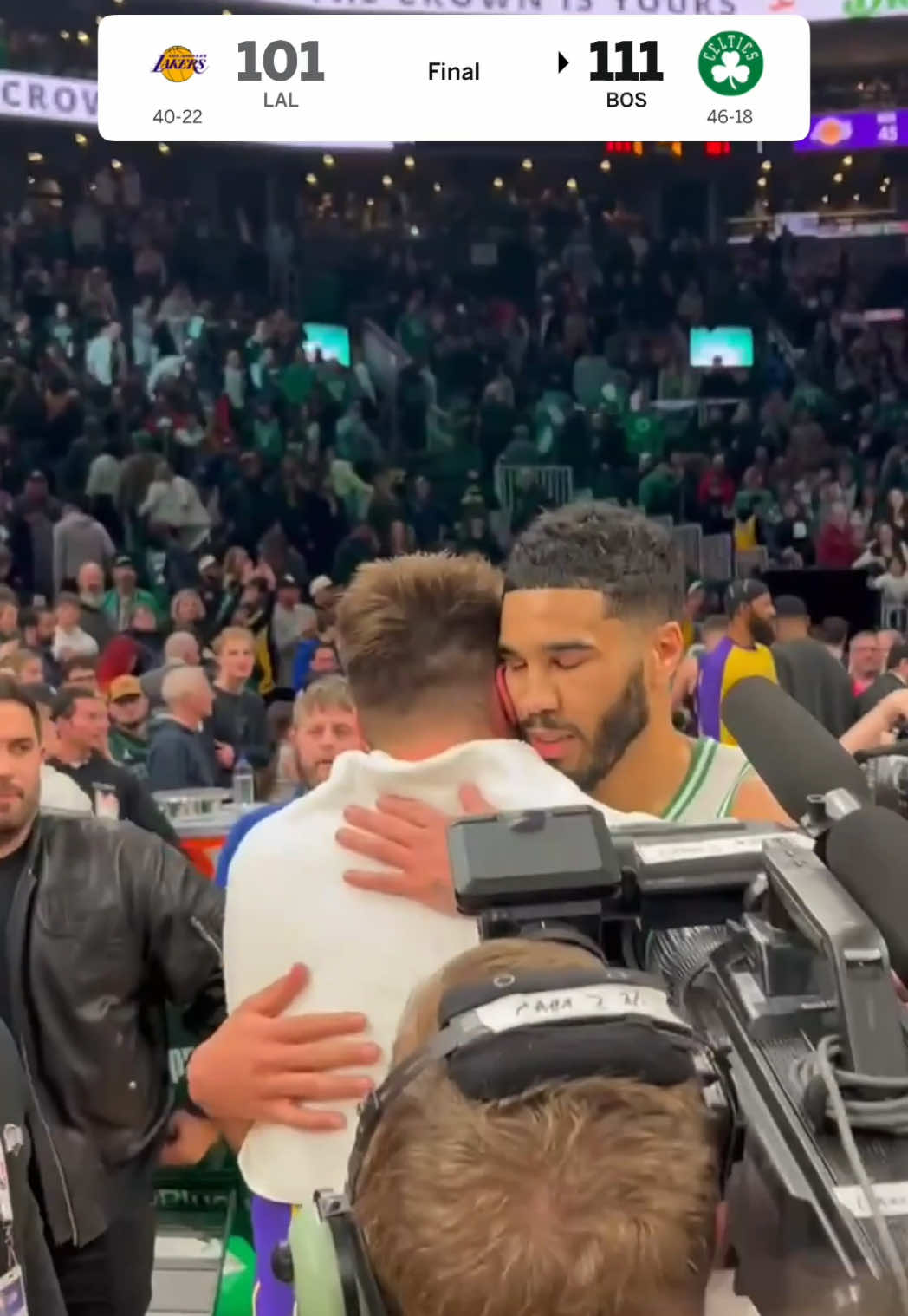 #JaysonTatum chops it up with #LukaDoncic and Mav Carter 👏 #NBA