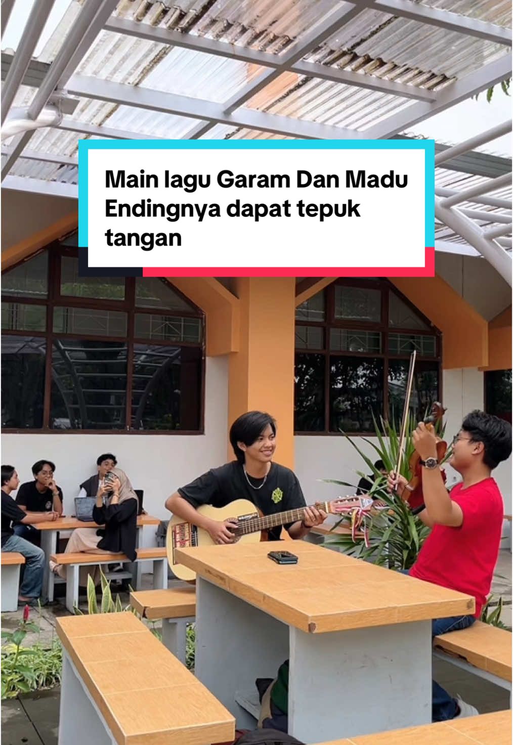 Main lagu Garam Dan madu di publik @prass♪  #fyp #foryoupage #garamdanmadu #garamdanmaducover #publik #nongkrong #tongkrongan #prank #jamming #violin #gitar #fyppppppppppppppppppppppp 