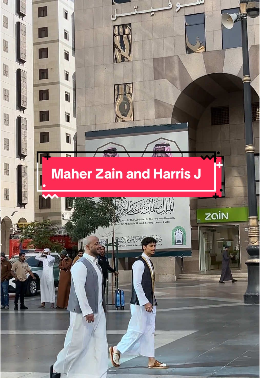 Aku, umi, dan adikku sedang berkeliling di sekitar Masjid Nabawi. Pas ngelihat ada kamera profesional, kirain semacam news reporter gitu, ternyata The legend Maher Zain dan Harris J! Alhamdulillah, seneng bisa melihat langsung 2 orang yang suaranya selalu ada di mobil kita hehe. Apalagi Maher Zain ramah banget, senyumin kita bertiga 🤗🥹 #MaherZain #HarrisJ #NabawiMosque #madinahalmunawaroh #Medina #maherzainramadan #qalbufilmadina 