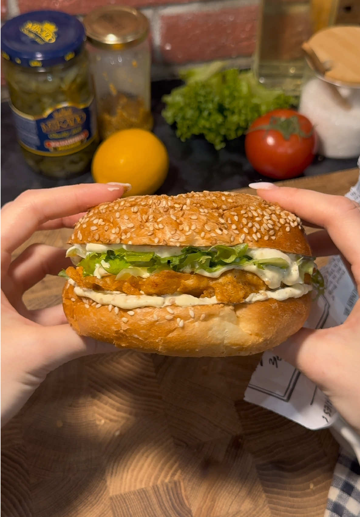 🍔McChicken с майонезным соусом Ингредиенты: Булочки для бургера Фарш (куриный) - 300-400 гр Соль, перец Паприка Сушеный чеснок Мука - 8 ст.л Майонез - 3-4 ст.л Вода ~ 50 мл Яблочный уксус - 1/3 ч.л Дижонская горчица - 1 ч.л Листья салата Растительное масло - ﻿﻿Булочки разрезаем вдоль, кладем на хорошо разогретую сковородку до появления румяной корочки - ﻿﻿Из фарша формируем котлеты, после этого отправляем их в морозилку на ~ 30 минут - (1) сухая панировка: 4 ст.л муки + соль + перец + паприка - ﻿﻿(2) кляр: 4 ст.л муки + соль + перец + вода (примерно 50 мл, необходимо добиться консистенции «густой сметаны») - ﻿﻿Достаем котлеты и окунаем сначала в (1) сухой панировке, затем в (2) кляре, и далее отправляем на разогретую сковородку с большим количеством растительного масла - ﻿﻿Нарезаем листья салата - ﻿﻿Для соуса смешиваем майонез, дижонскую горчицу, яблочный уксус, перец, сушеный чеснок - ﻿﻿Собираем бургер: булочка-соус-котлета-листья салата-соус-булочка - ﻿﻿Готово! #mcchicken #crispychicken #бургер #рецептбургеров #рецептчикенбургера  #чикенбургер #чикенбургердома #бургеризмака #домашнийбургер #закускарецепт #закускадлякомпании #фастфуд #фастфуддома #fastfood #Recipe #майонезныйсоус #соусдлябургера #домашняяеда #домашнийфастфуд 