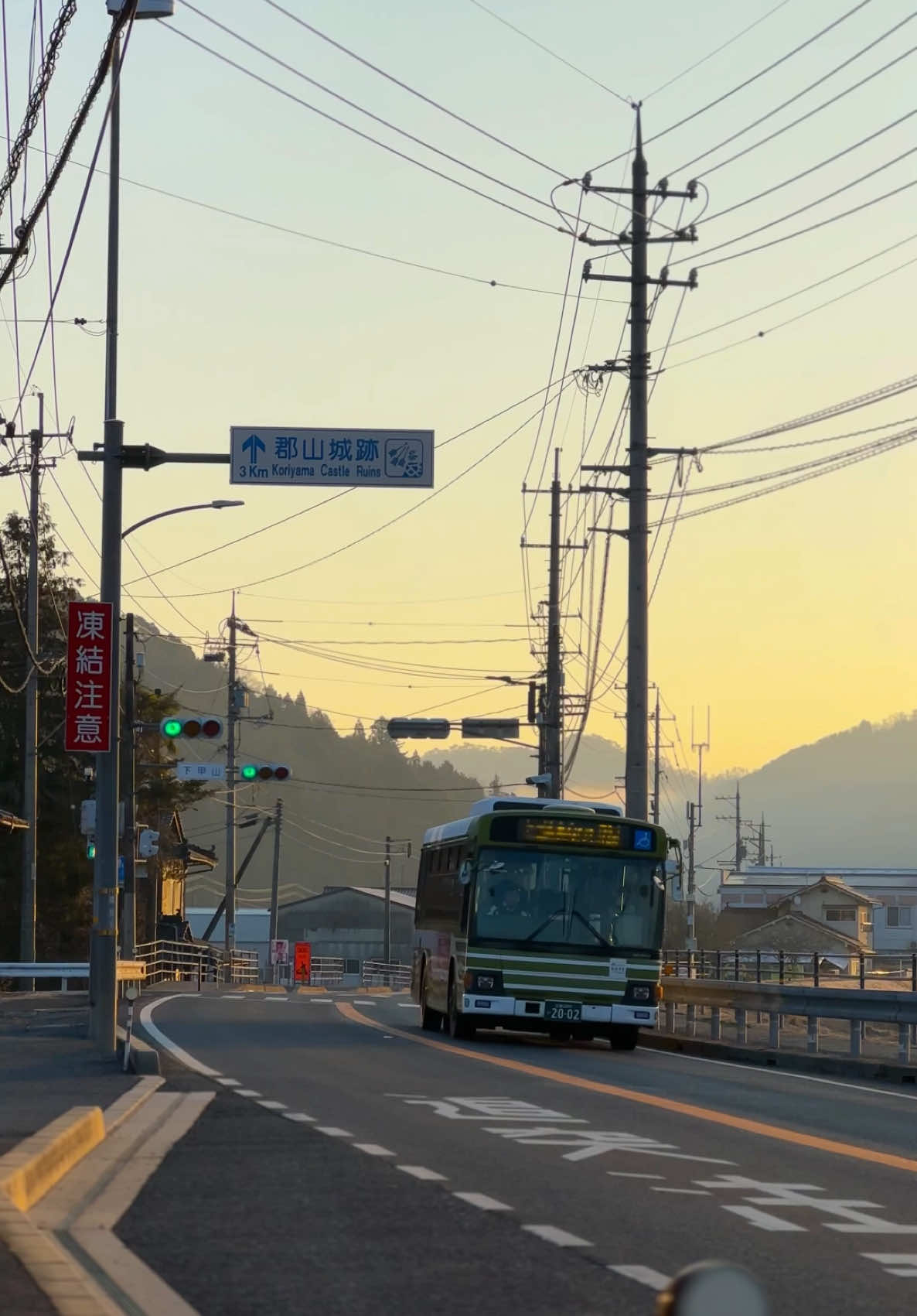 Jalanan jepang yang terkena sorotan sinar mentari pagi emang se estetik itu yaa😩🫠🫵 #jepang #sunrise #japanstreet #somebodyspleasure #冬と春のホテルキャンペーン #おすすめ #fypシ 