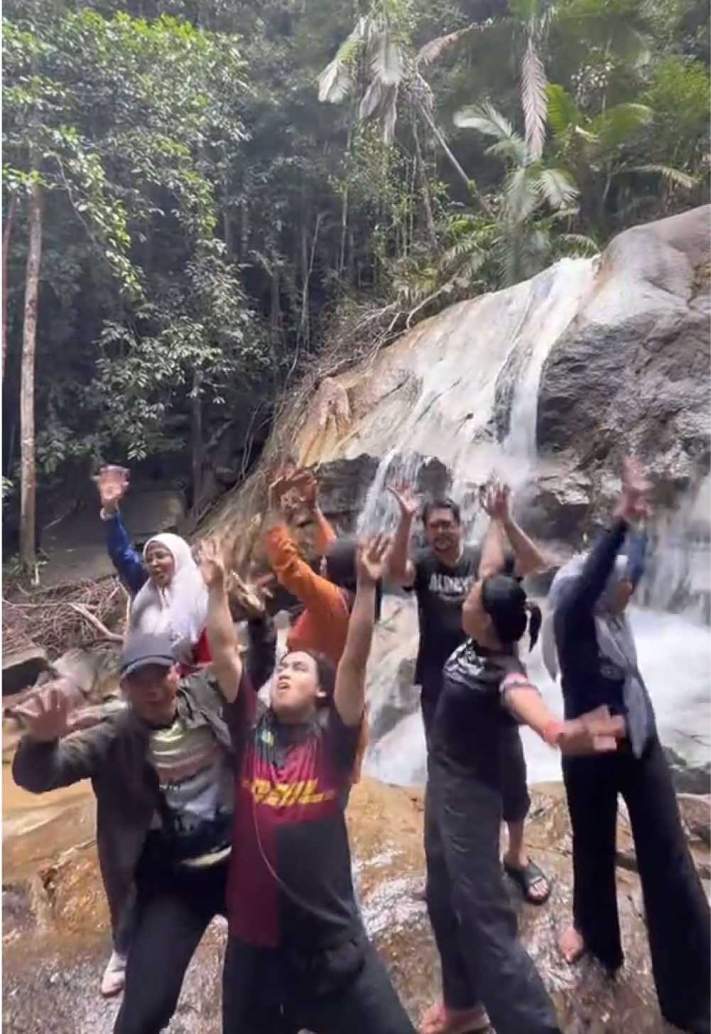 Lata di kawasan Sedim. Air tak dinafikan memang jernih. Ada banyak peringkat air terjun.  Perjalanan mengambil masa 20minit. Hati² di kawasan trek. @NaBiLa FiEZa @_shzwxn @Ohsem😎  #Hiking #nature #camping #waterfall 