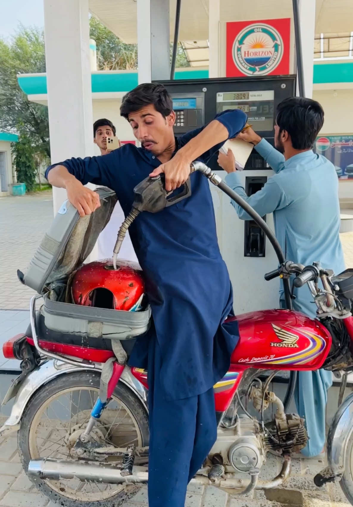 Petrol ⛽️ Ki Ajeeb Chori kar Li 😳 #shahzadayoub4 #viraltiktok #fypシ #foryoupage #teammts #shorts #foryou #funnyvideos #shahzadayoub 