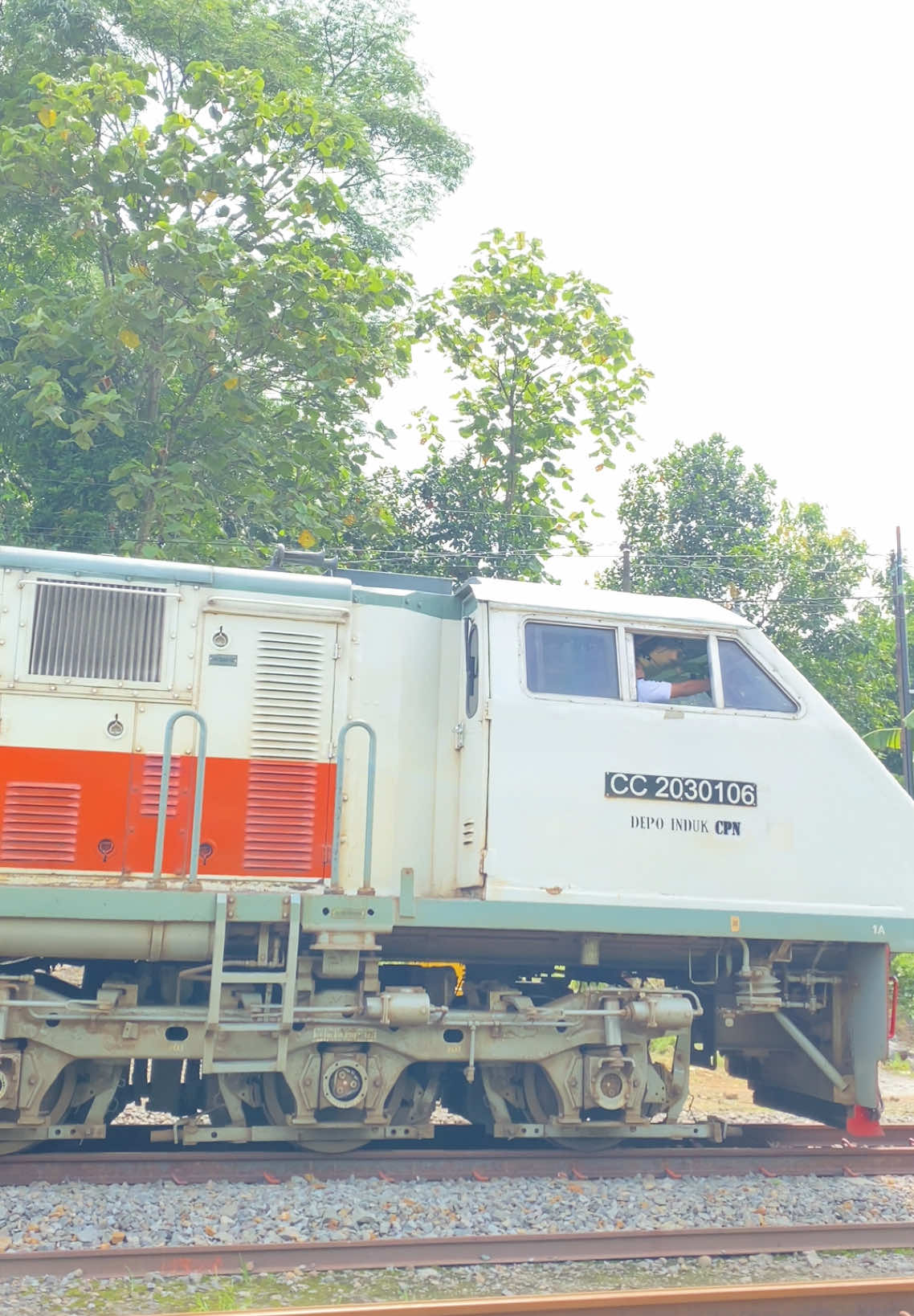 Detik detik melihat SOP nya masinis sedang tunjuk sebut wesel lurus #keretaapi#keretaapiindonesia#railfansindonesia#kai121_  