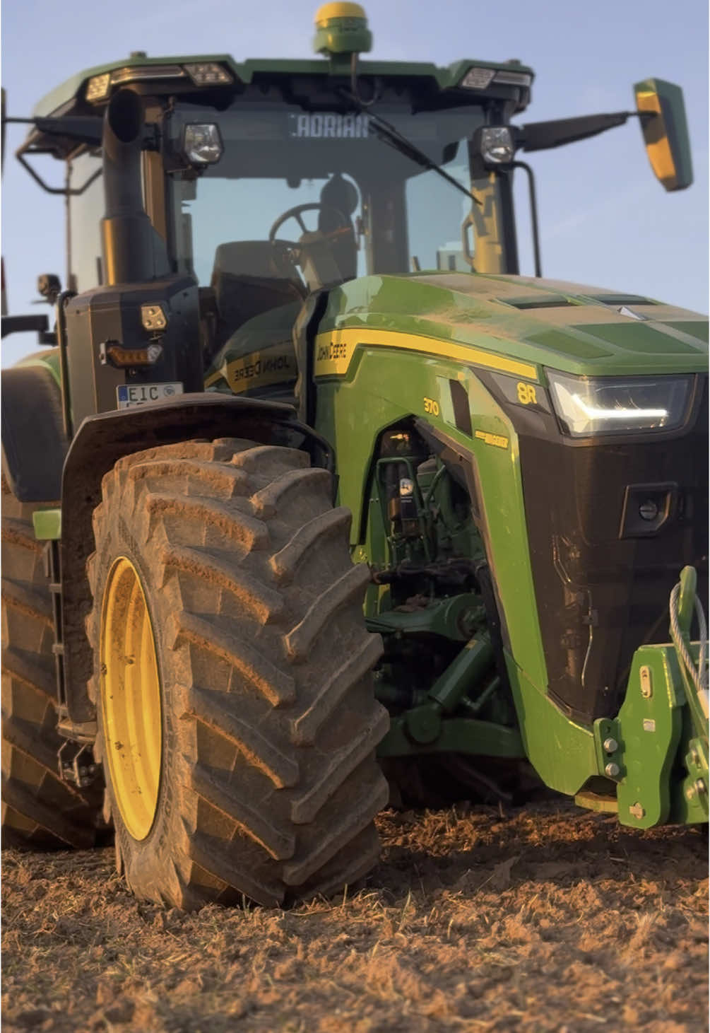 🌅🌅 #landwirtschaft #farmer #farming #fy #fypシ゚ #fyp #viral #germany #traktor #tractor #johndeere #johndeerelovers #johndeerearmy #johndeerepower #johndeeregreen #hermannwagenerlandtechnik #8r #8r370 #