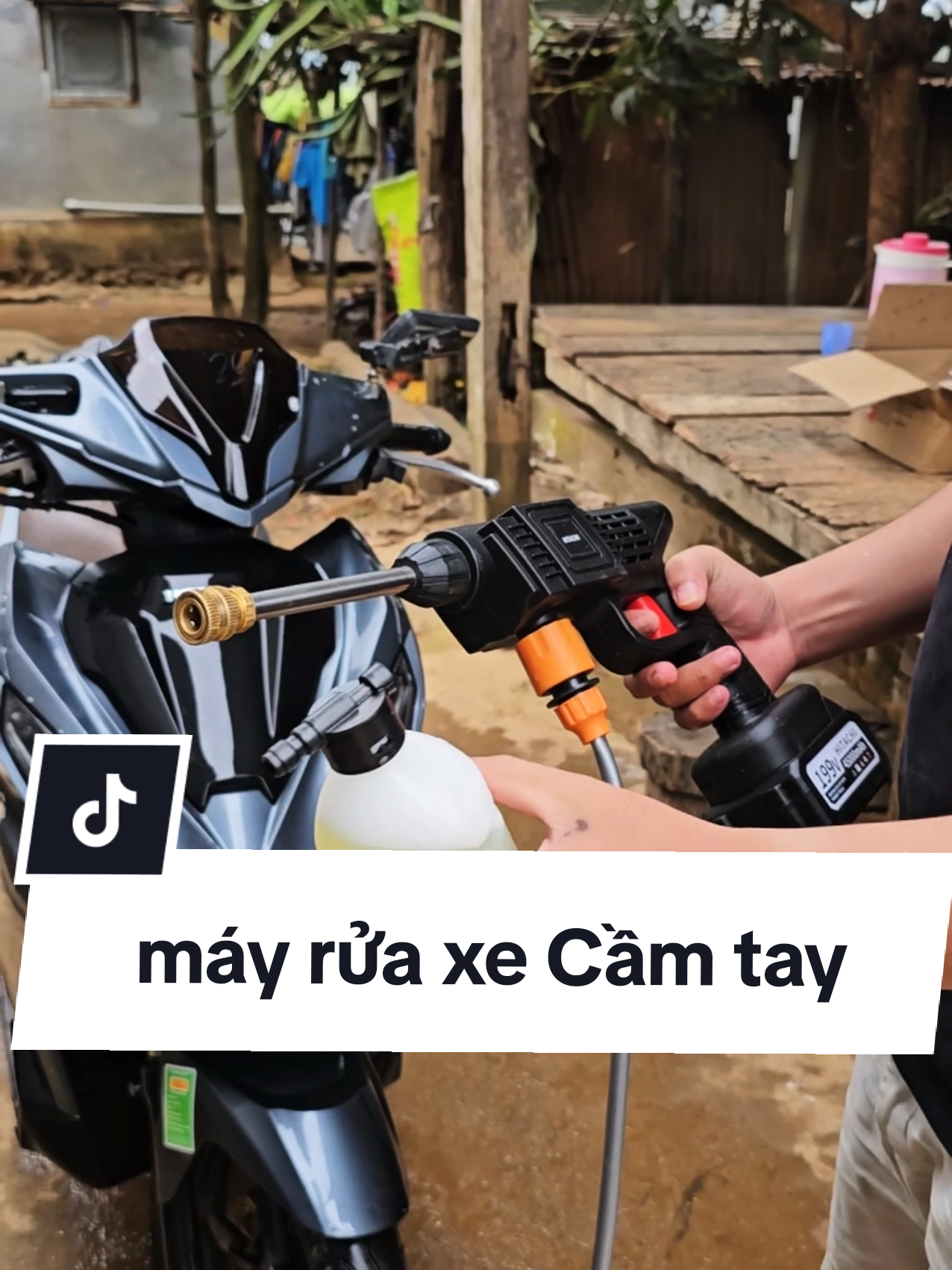 máy rửa xe cầm tay này dùng xịt nhanh gọn. 3 chế độ phun bọt, xịt bẩn, xịt rửa xe. anh em mua dùng tiện nha. xe bẩn là lôi ra xịch, dùng pin nên không cầu kỳ máy móc, bấm là xịt tháo lắp dễ dàng. #mayruaxe #mayruaxeminicamtay #mayruaxepin #ruaxe #giadungtienich #dodunggiadinh #mayruaxehitachi  #baboiotaynguyen #baboireview 